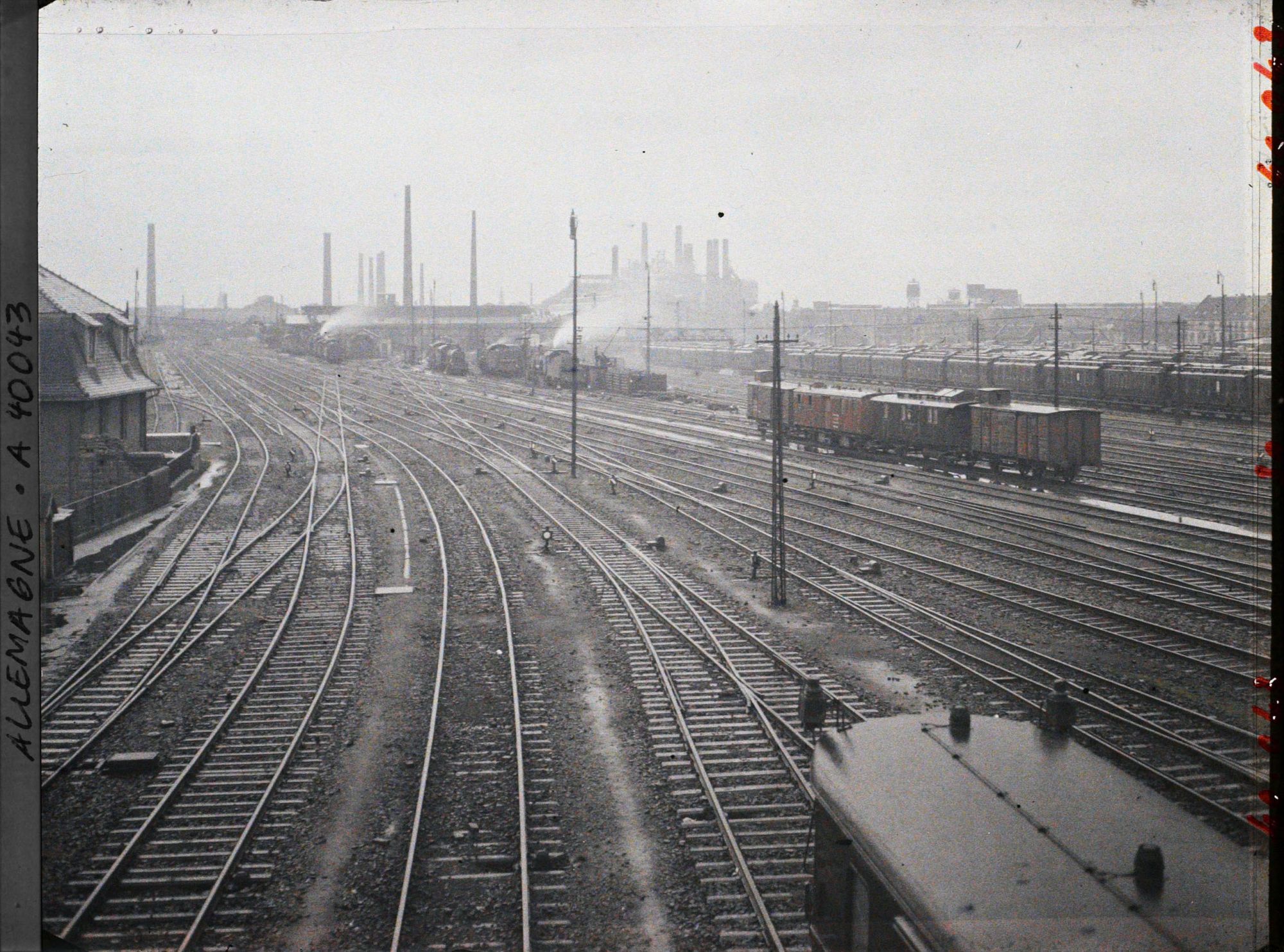 Image représentant Prusse, Dortmund, Les Voies vues de la passerelle des Signaux vers les Usines Thissen