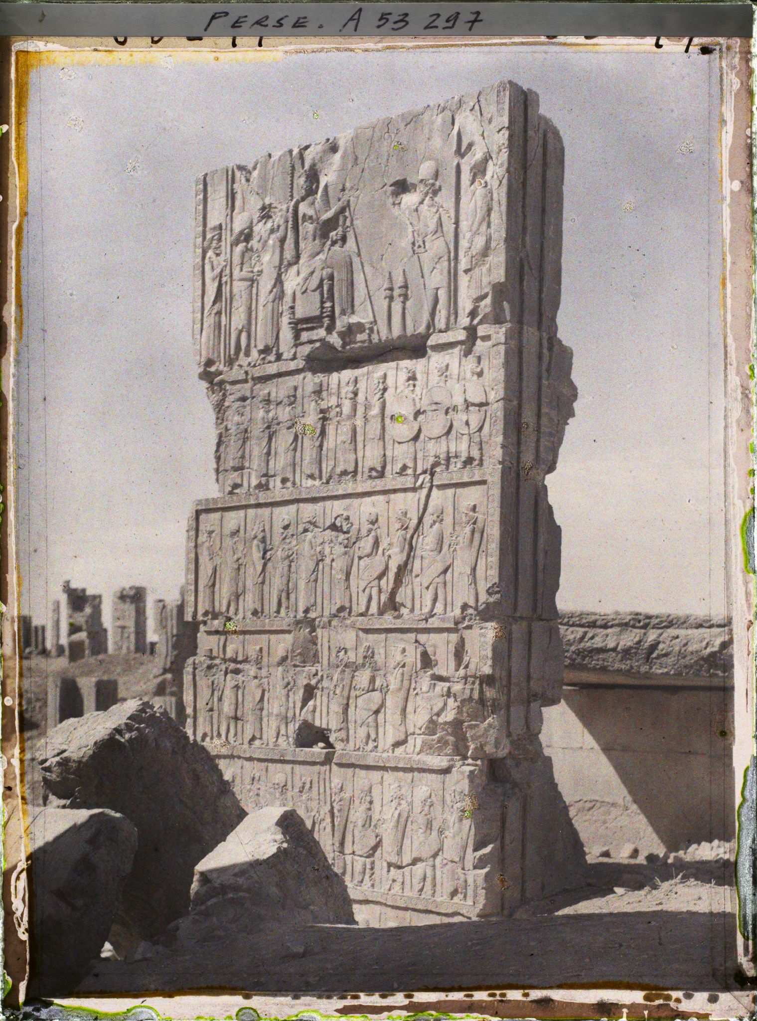 Image représentant Palais des cent colonnes, bas-relief de la porte sud représentant les guerriers des différentes ethnies de l'empire portant le trône de Darius 1er