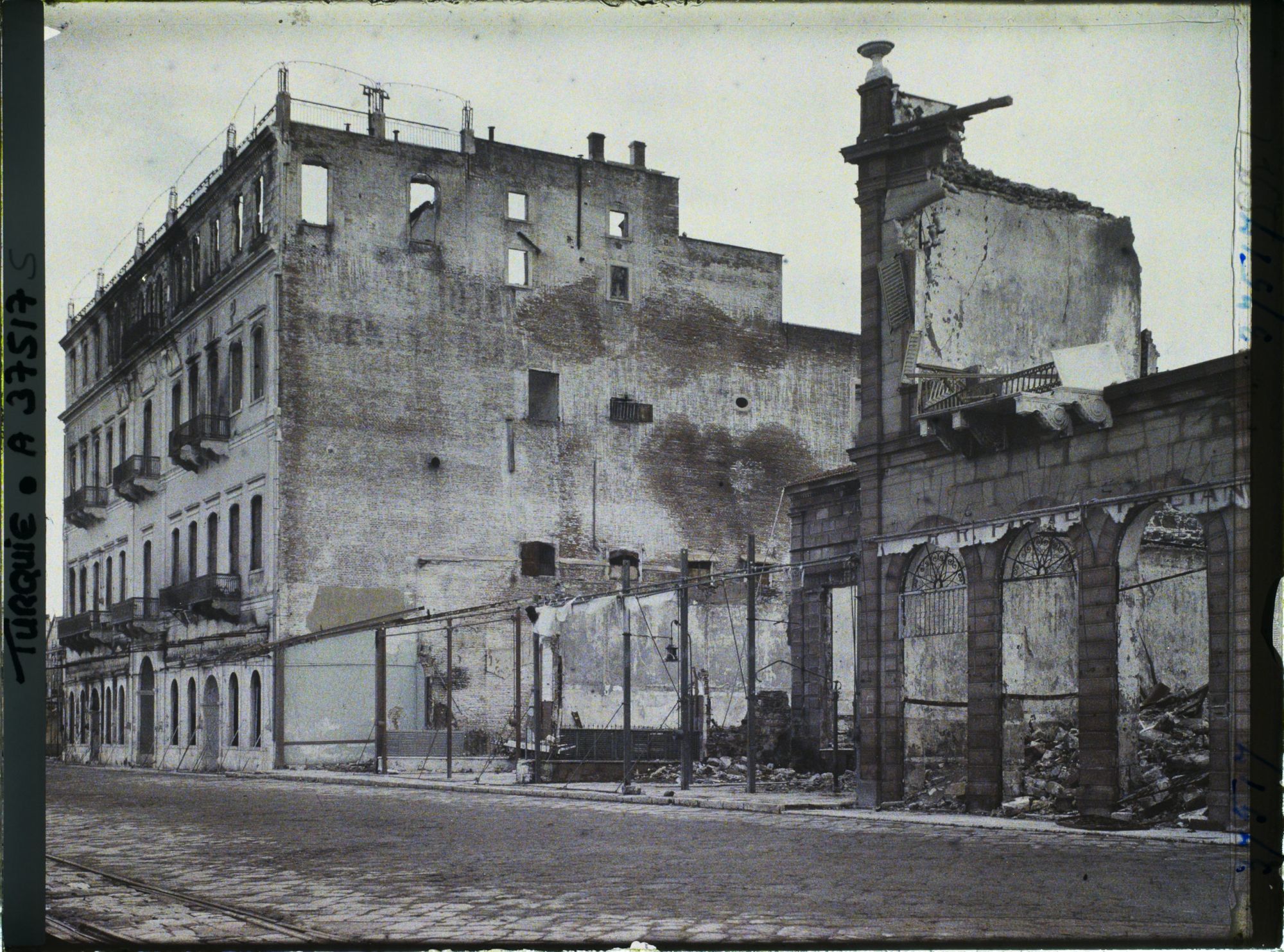 Image représentant Turquie, Smyrne, Les Quais de Smyrne - Ruines de l'Hôtel Kraemer et Smyrner Palace Hôtel
