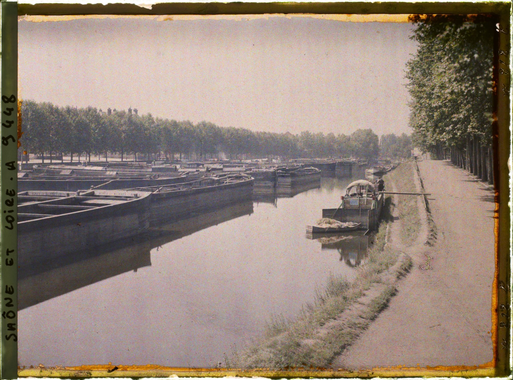 Image représentant Le port du canal du Centre et des péniches de transport de charbon