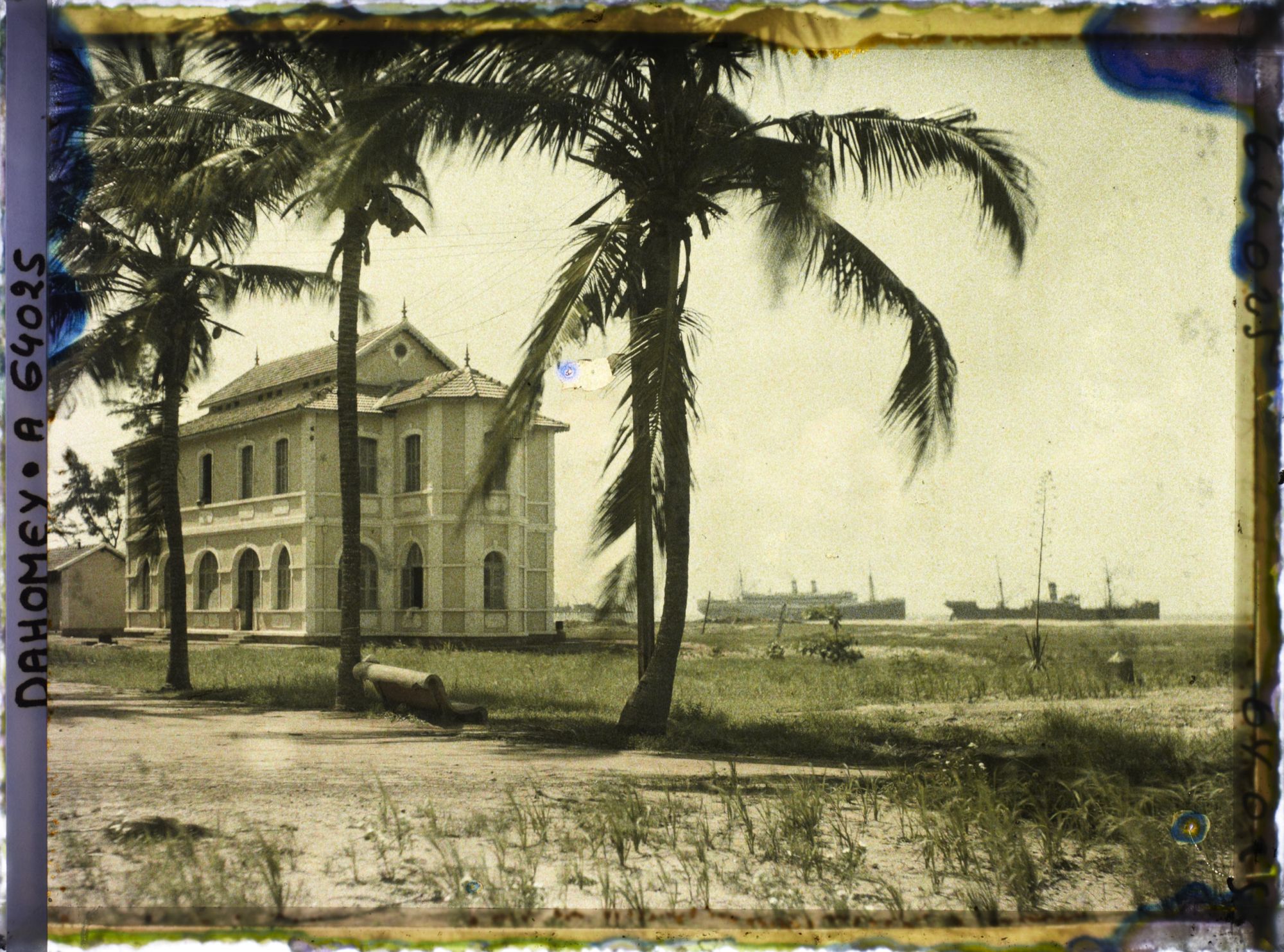 Image représentant Bureaux du port et bateaux arrivant sur le wharf