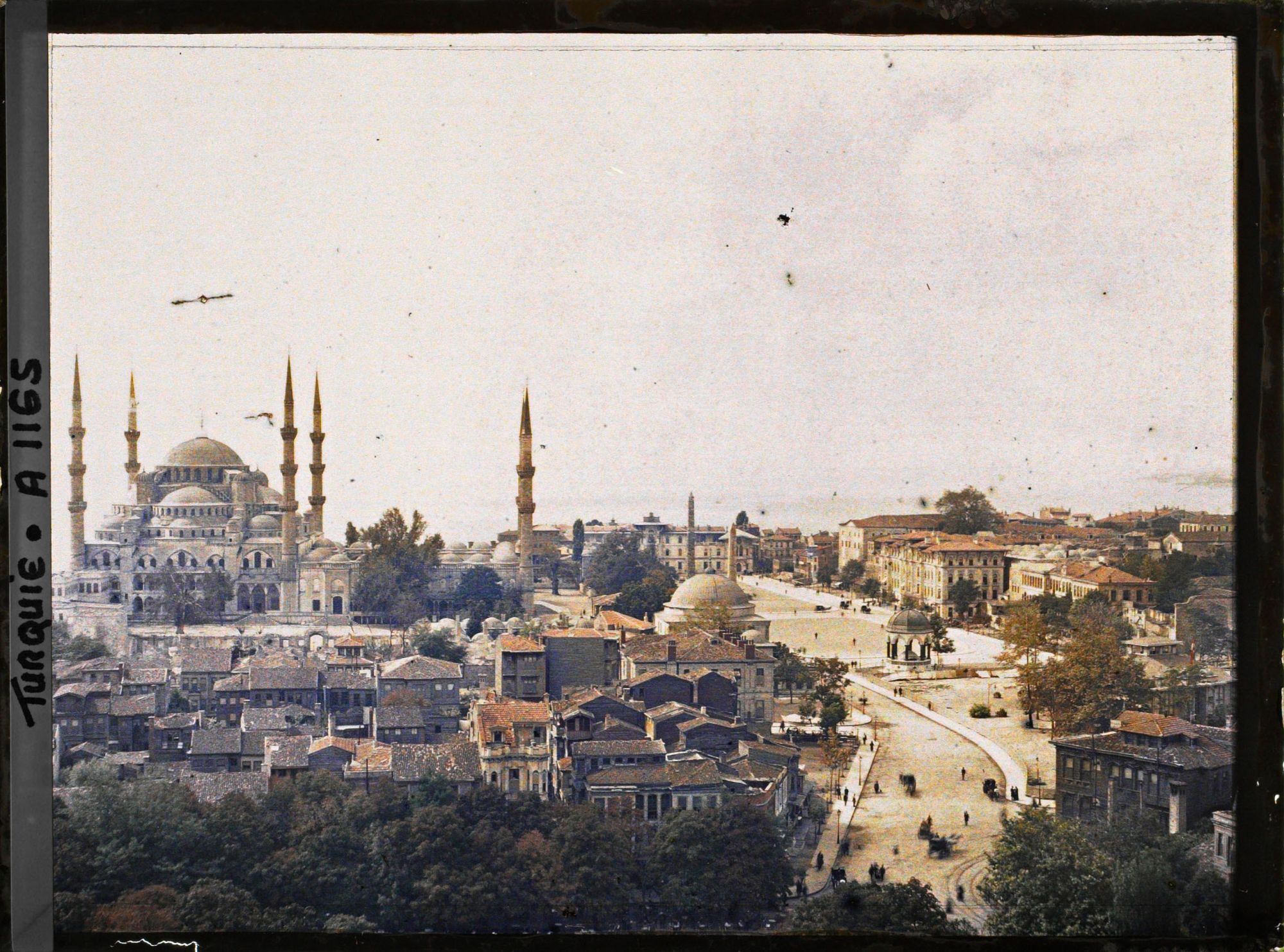Image représentant Panorama vers Sultan-Ahmet-Camii ("mosquée du Sultan Ahmet") dite "mosquée Bleue" et la place At Meydani ("l'Hippodrome")