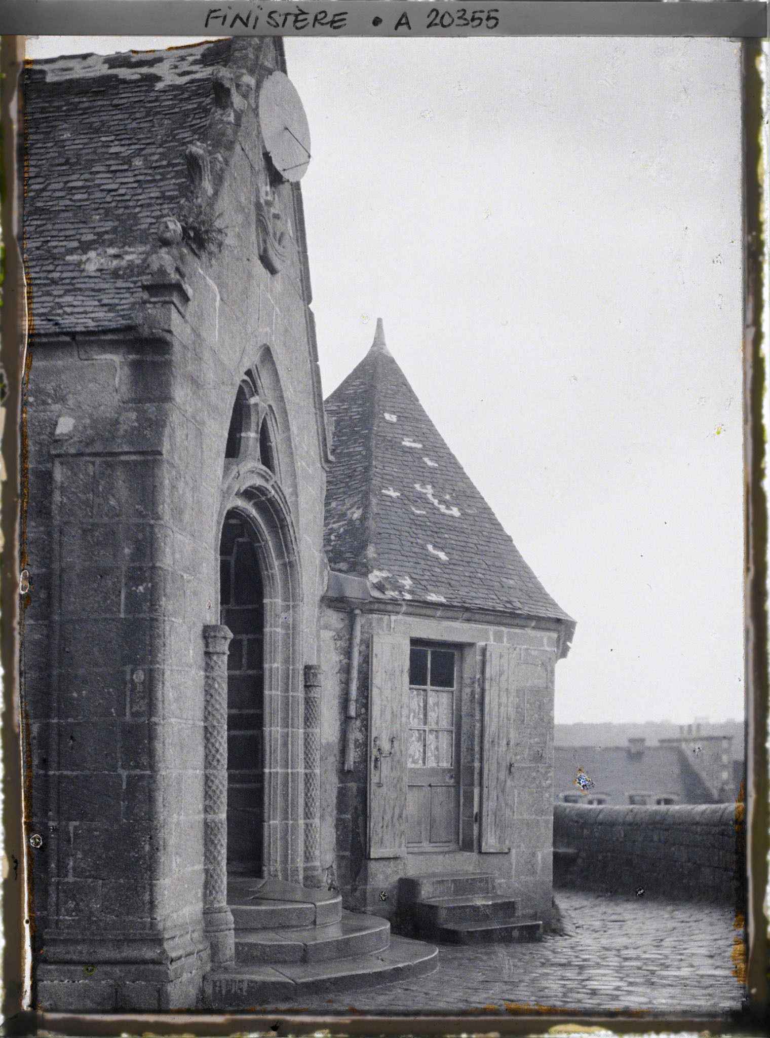 Image représentant Le porche de l'église Saint-Raymond