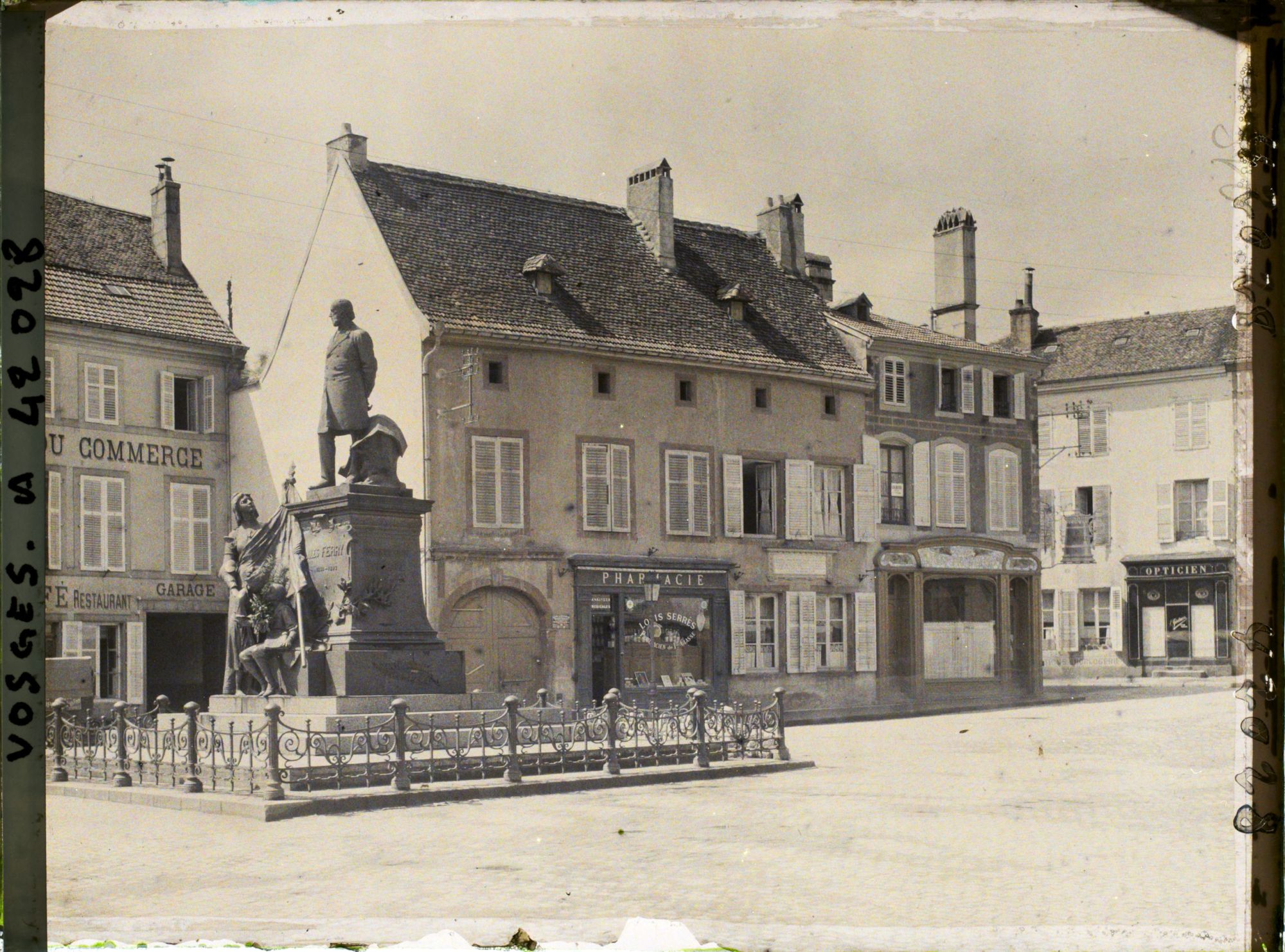 Image représentant France, St Dié, Place J. Ferry, Statue et Vieilles maisons