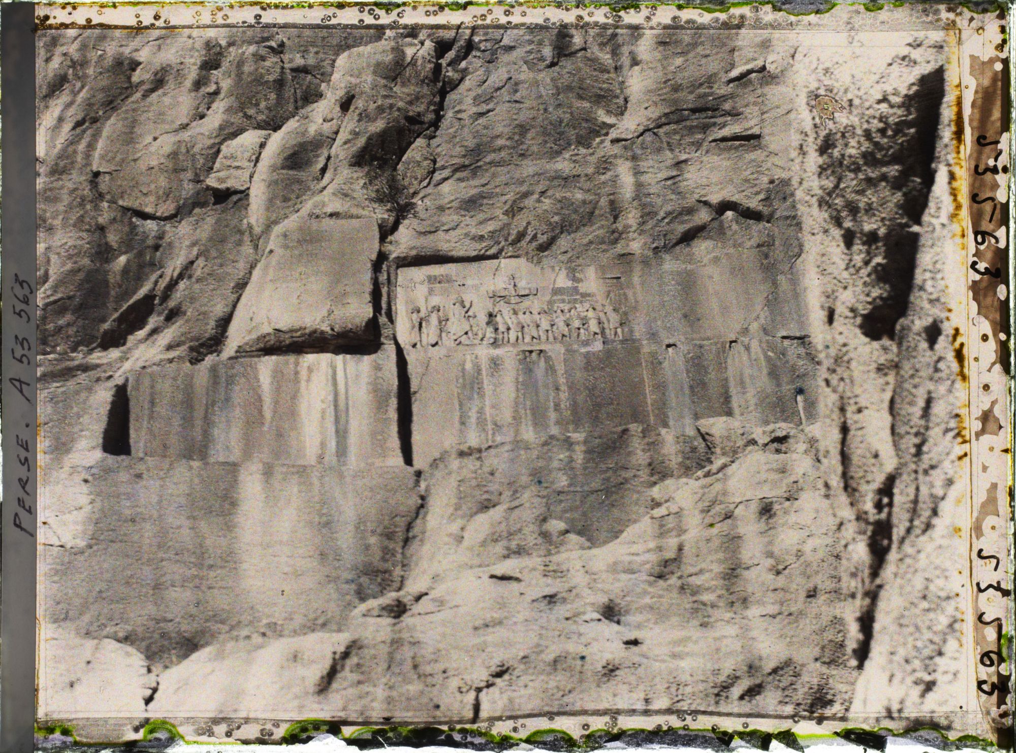 Image représentant Le monument de Darius 1er : bas-relief et inscriptions trilingues en cunéiformes, à 63 mètres de hauteur (521-524 avant J.-C.)
