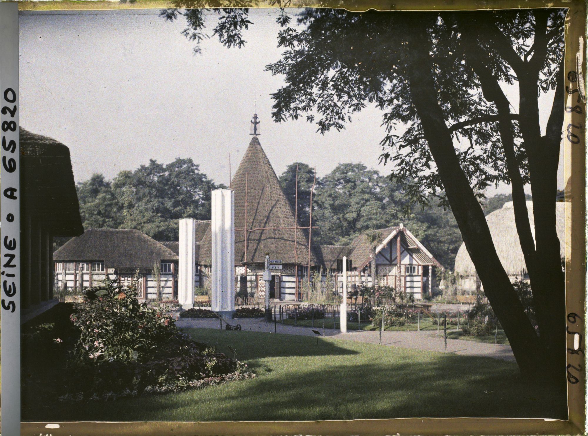 Image représentant L'Exposition Coloniale Internationale de 1931, la section de la Nouvelle-Calédonie, les pavillons des îles Wallis et Futuna et des Nouvelles-Hébrides
