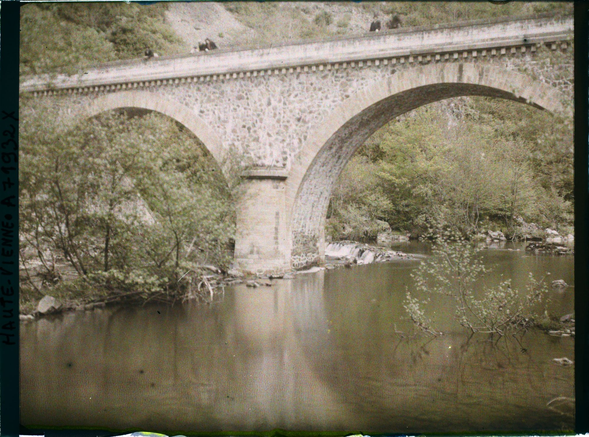 Image représentant Pont au dessus d'un cours d'eau