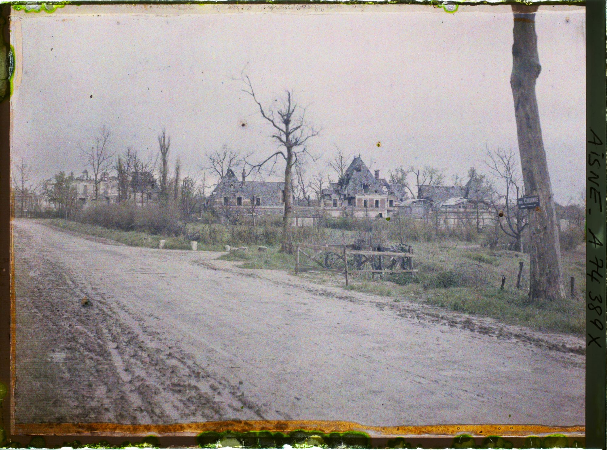 Image représentant Route en direction de Chavonne avec sur la droite une tombe de soldat et le château de Soupir