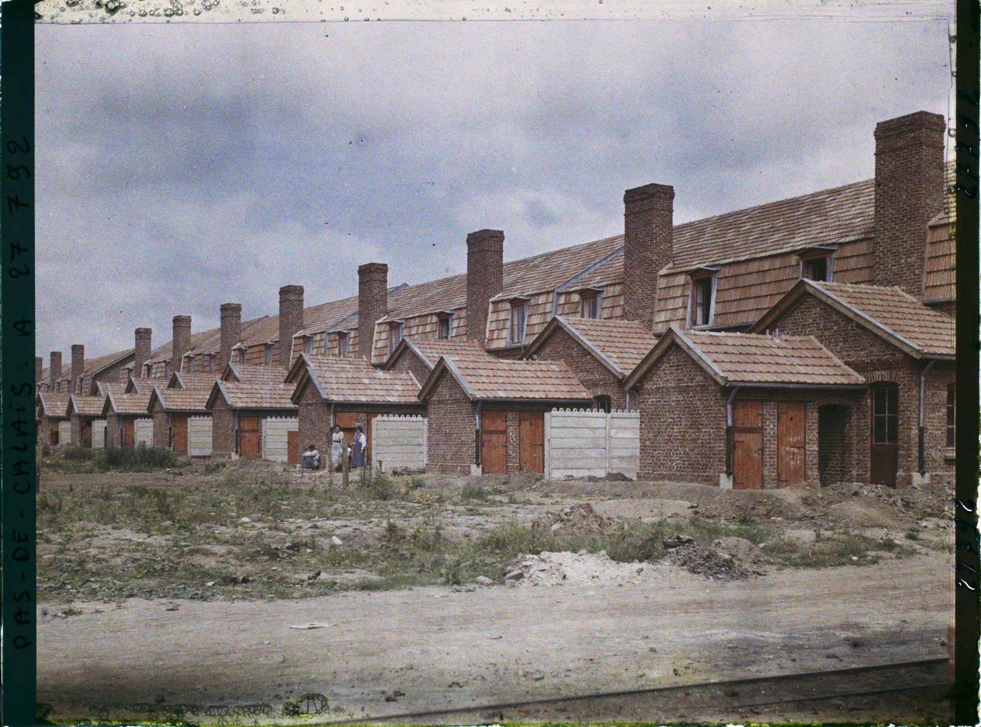 Image représentant France, Airon près de Lens, Corons des mines de Liévin - Derrière des Maisons et la rue Lavoisier