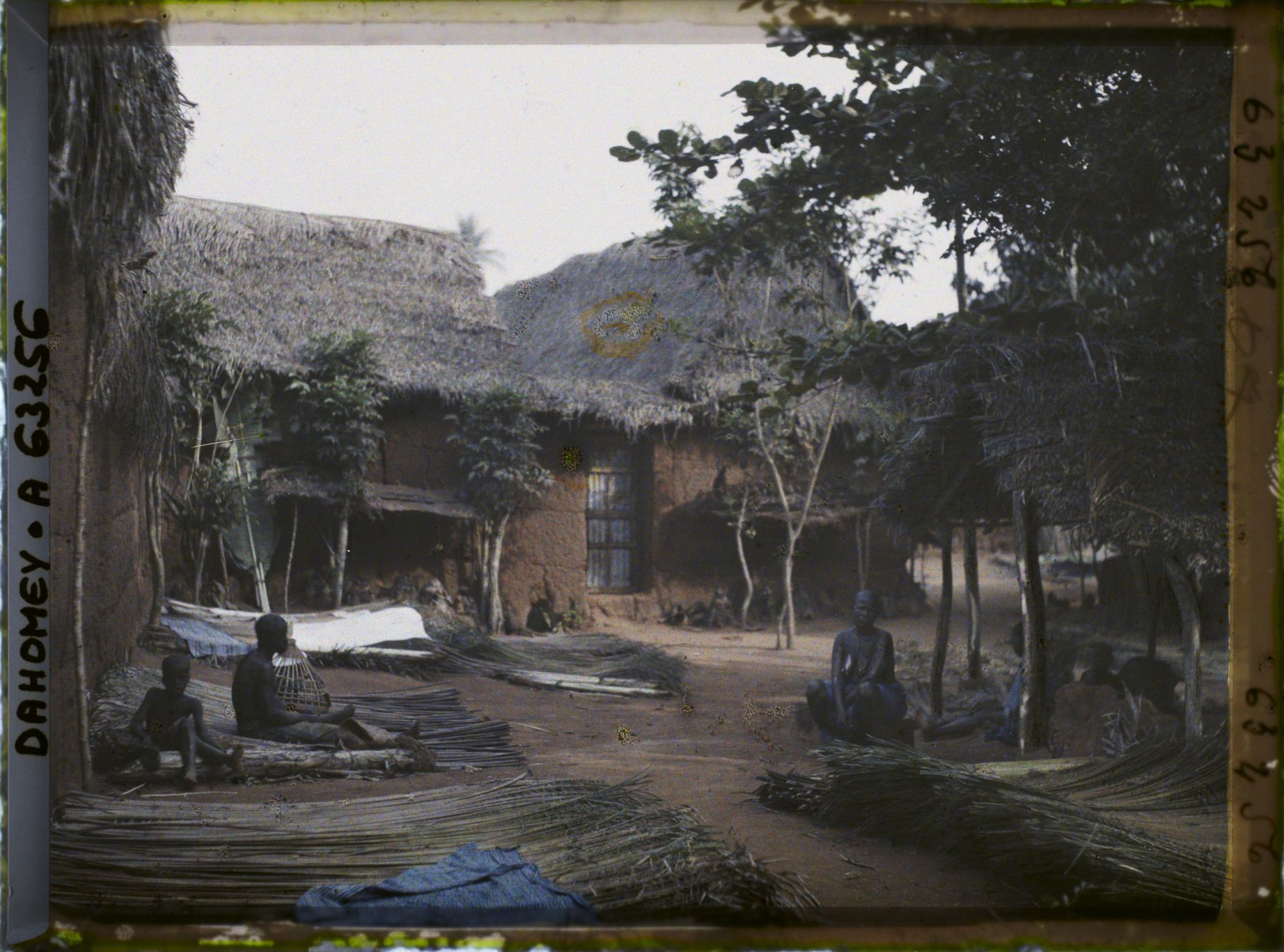 Image représentant Travaux de vannerie dans le village