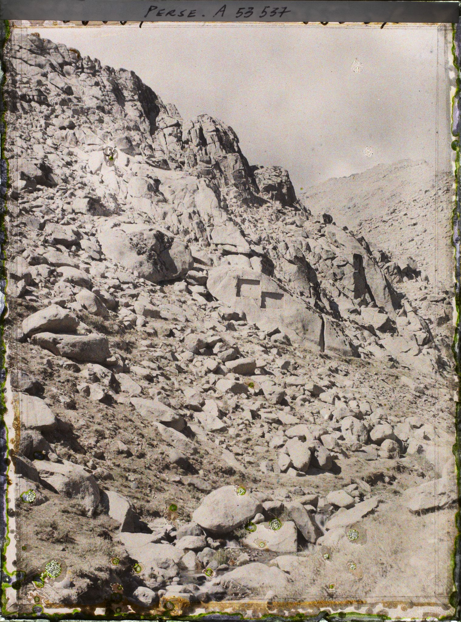 Image représentant Le site des inscriptions antiques Ganj-Nameh (le livre du trésor), sur les flancs du Kuh-e Alvand
