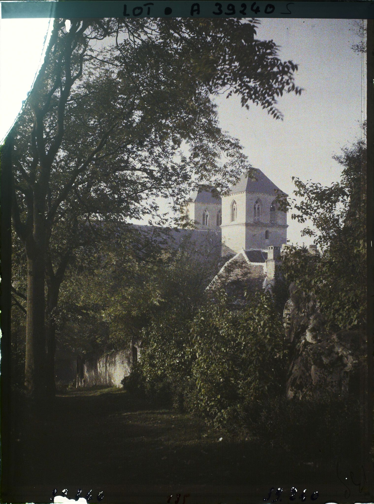 Image représentant France, Gourdon (Lot), Les tours de l'Eglise St Pierre, vue prise de la promenade du Château
