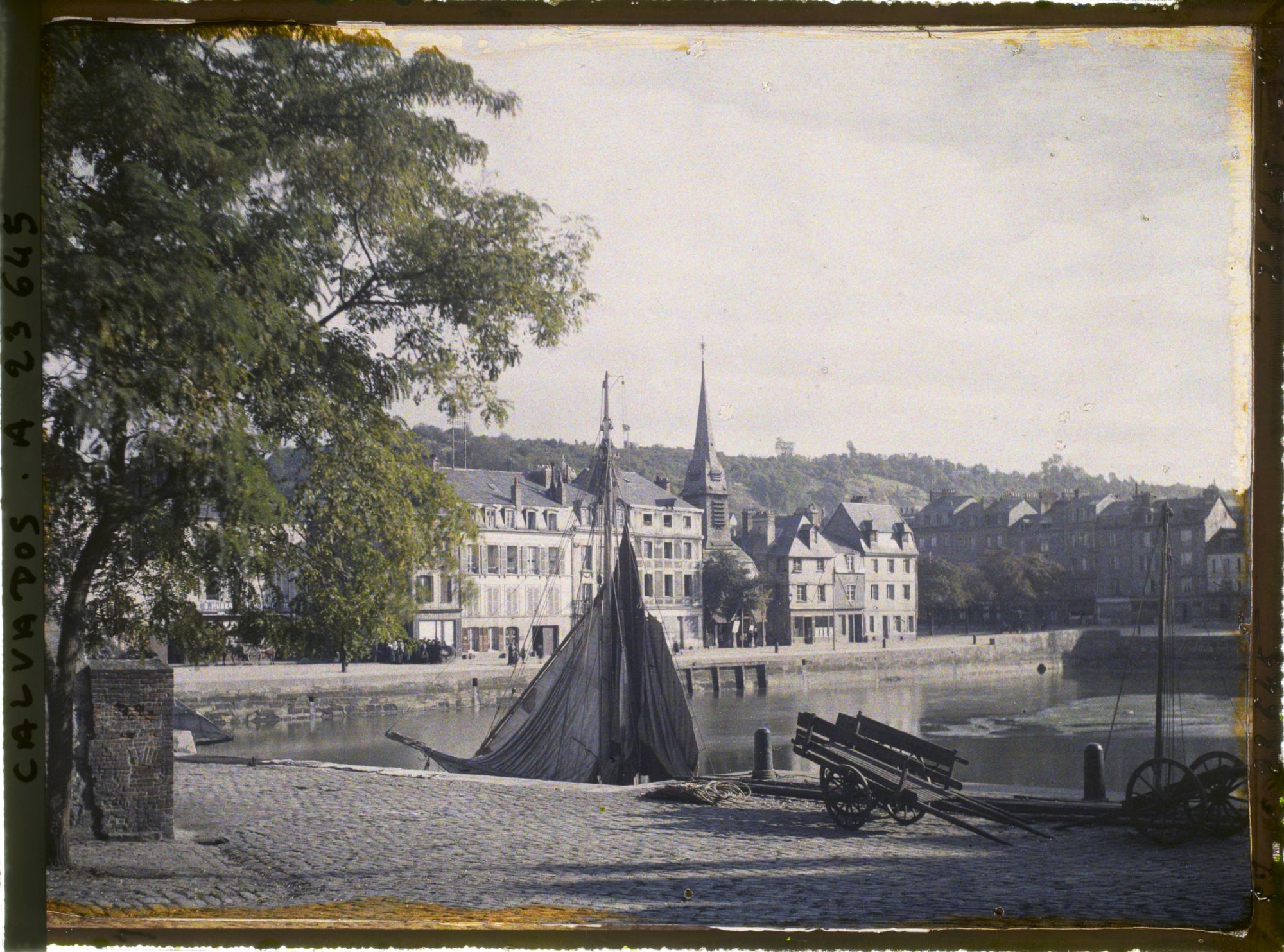 Image représentant Le vieux bassin et l'église Saint-Etienne