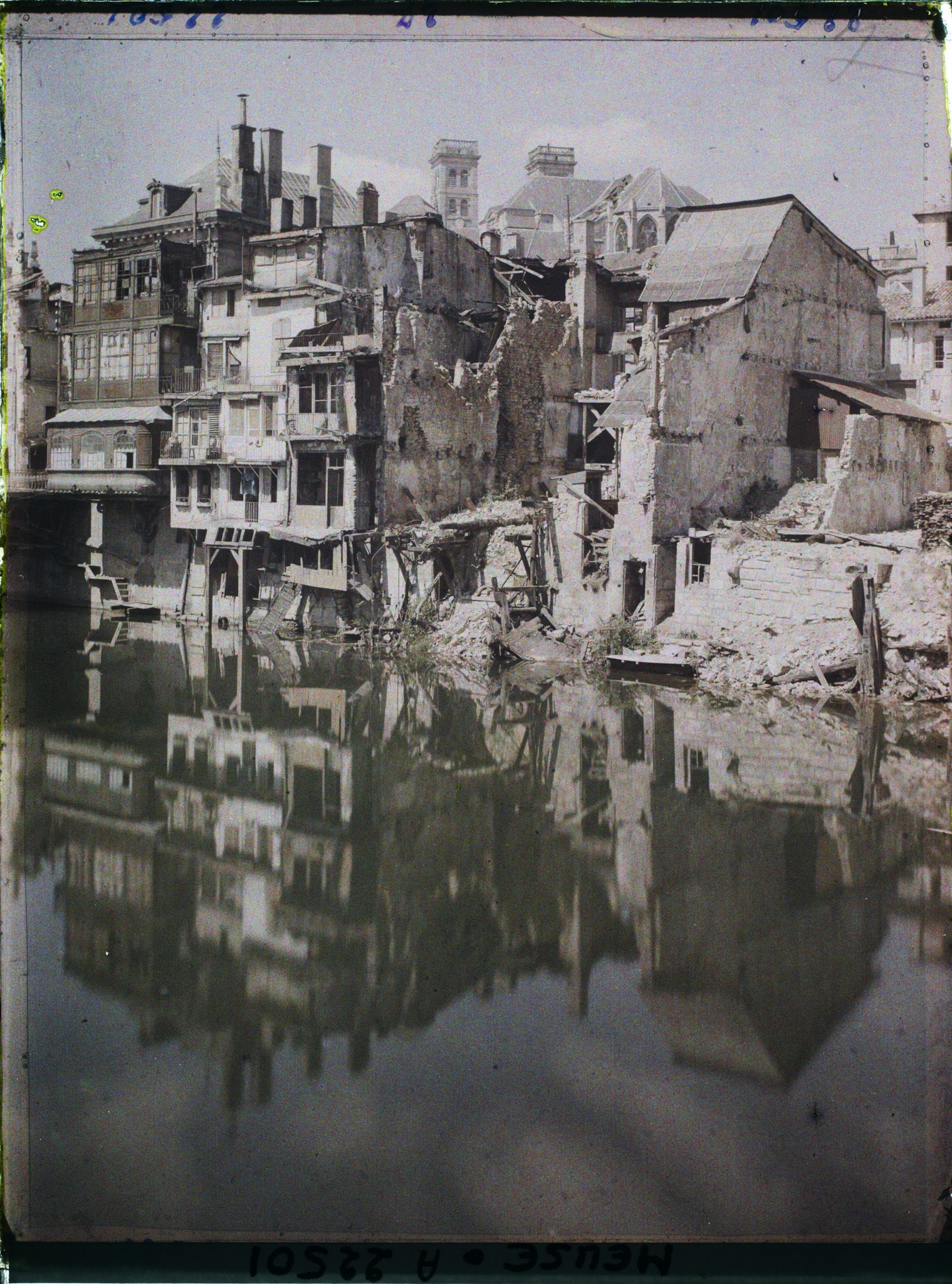 Image représentant France, Verdun, Les bords de la Meuse et la Cathédrale