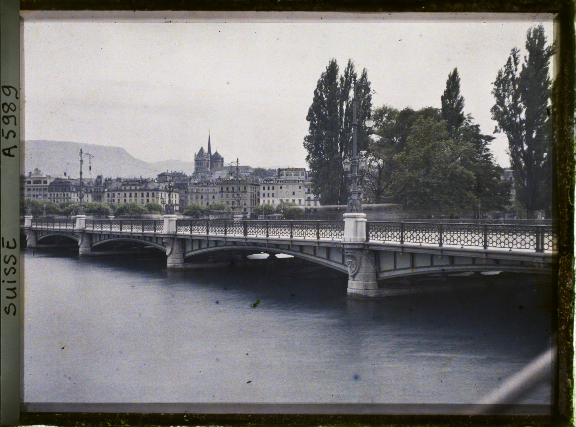 Image représentant Le pont du Mont-Blanc et l'île Rousseau sur le Rhône