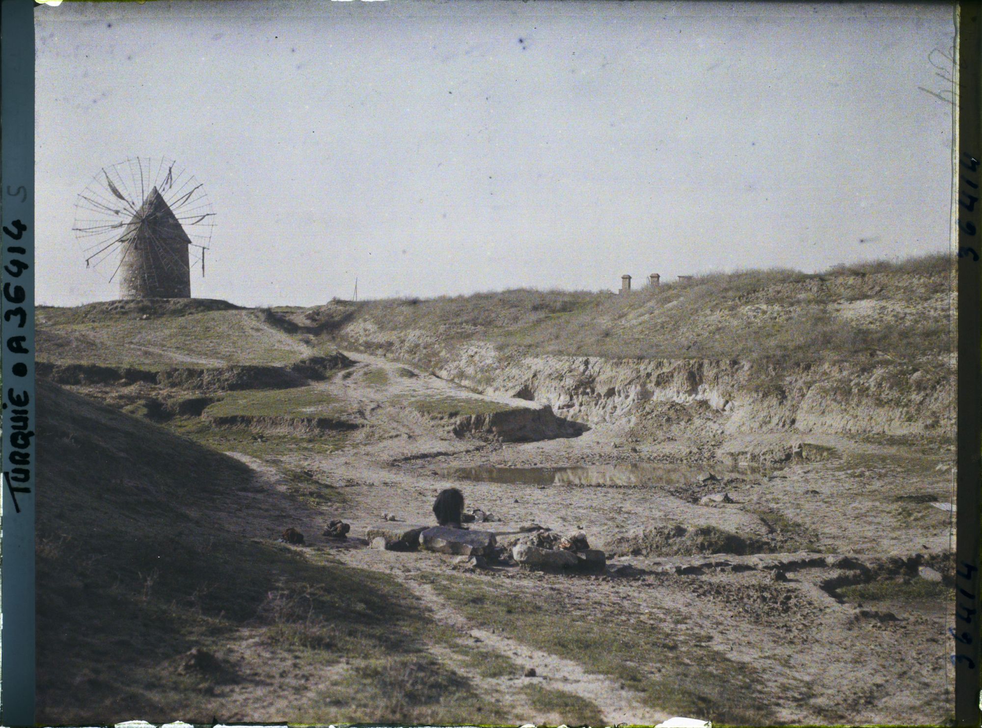 Image représentant Paysage de la campagne de Thrace avec un moulin à vent