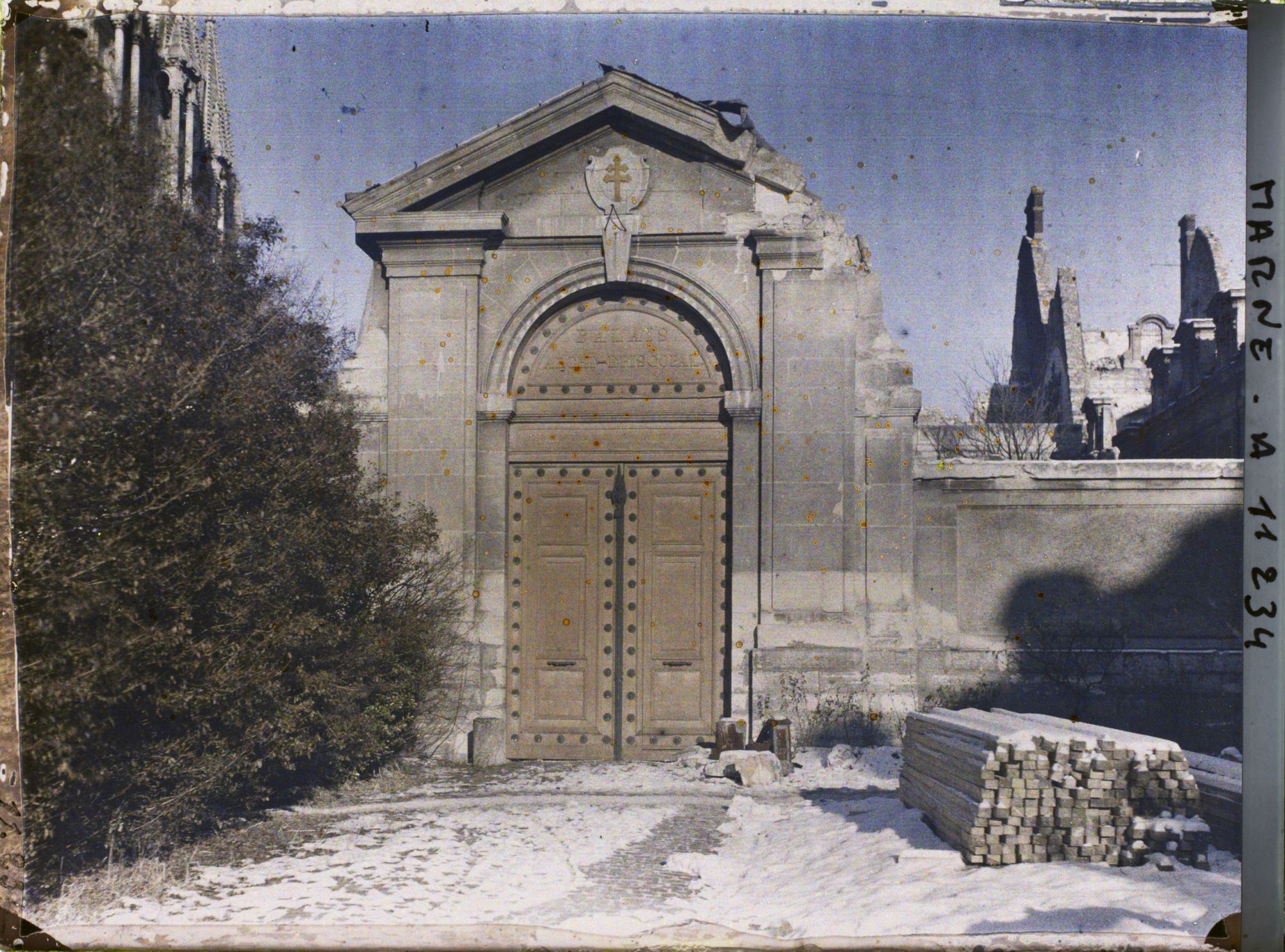 Image représentant L'entrée de l'ancien archevêché, aujourd'hui palais du Tau