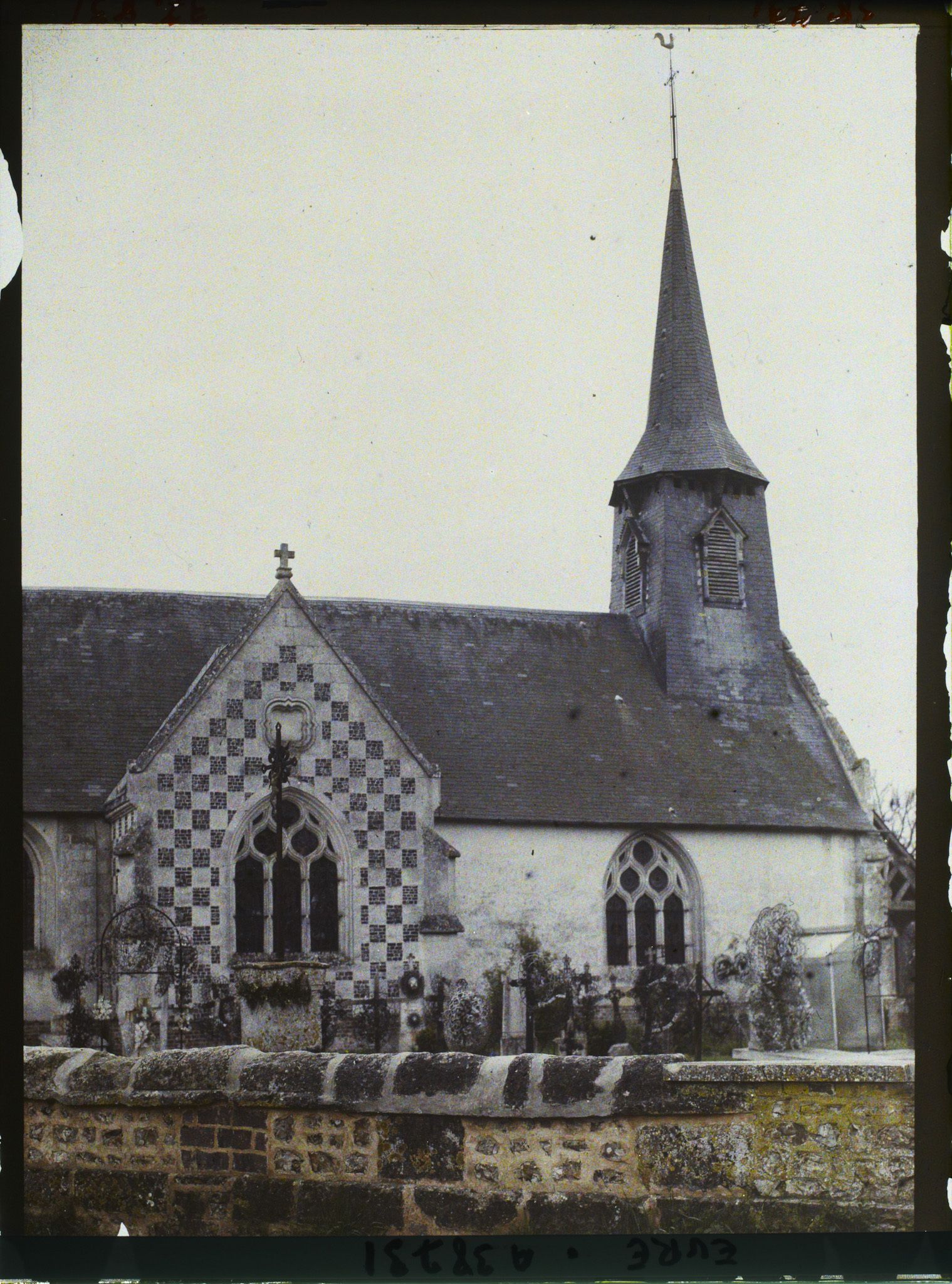 Image représentant Chapelle de l'église Saint-Maclou où furent conduits la princesse et le prince Kitashirakawa, le prince Asaka et Mlle Sauvy suite à un accident de voiture