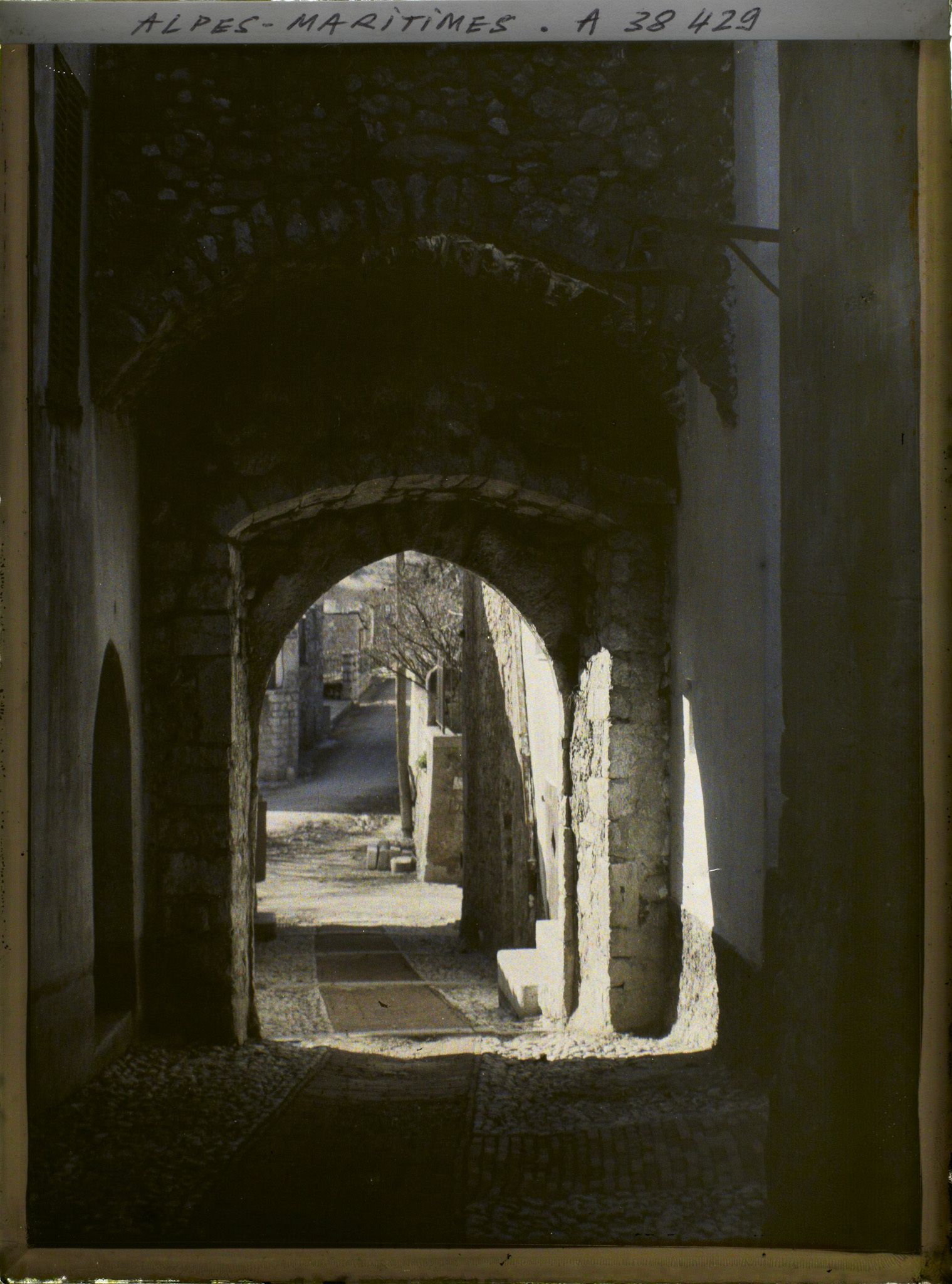 Image représentant La porte ouest de l'enceinte médiévale