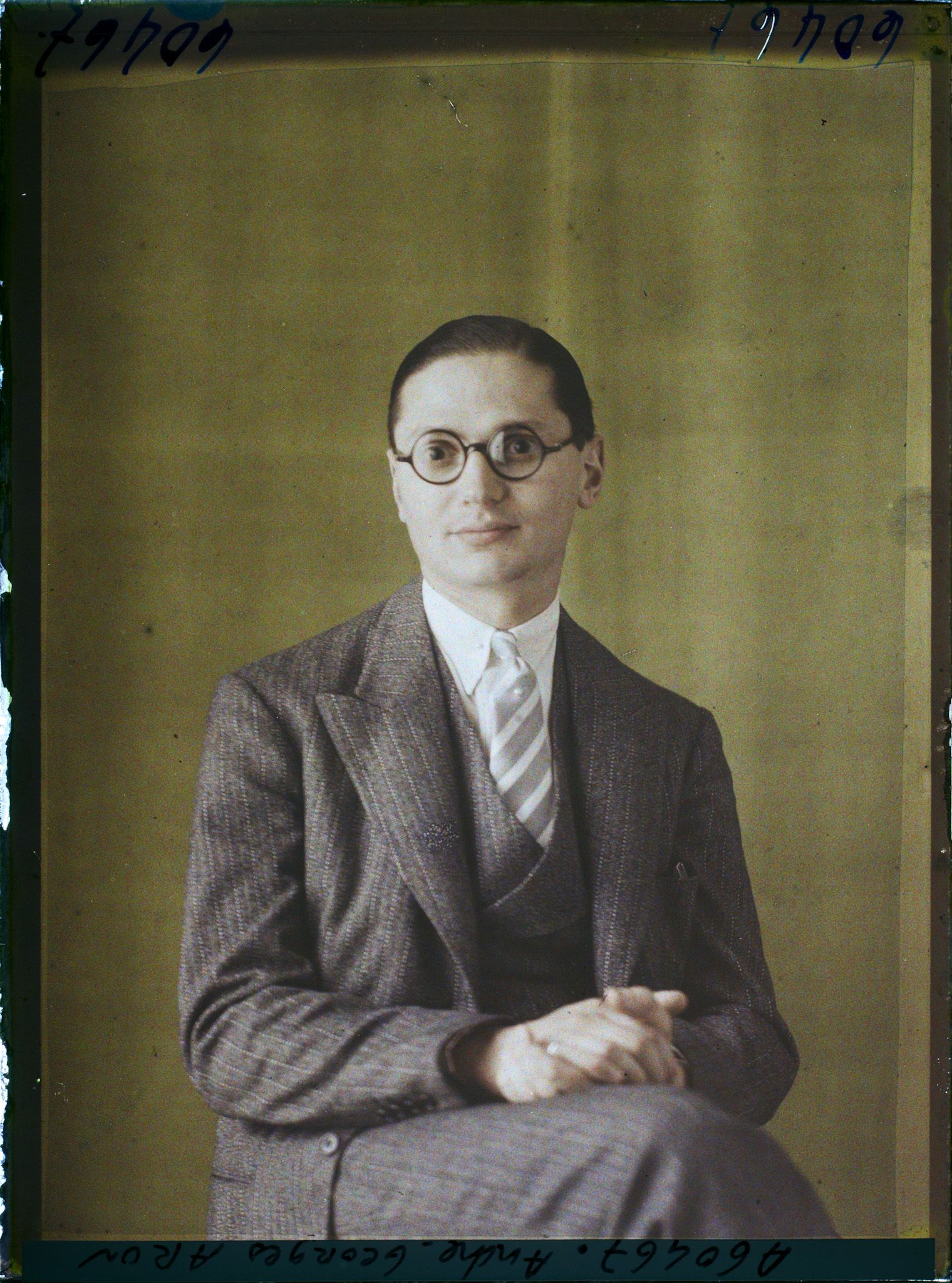 Image représentant https://musee-albert-kahn.s-museum.fr/home/NWQ2OTAwYzNmYjZlZTk1ZWQwODJmMjY4L2dlbmVyaWMtbm90aWNlLXRhYi9hdXRob3JpdHkvNjE3YTc5ZjVjZjhiODk2OGIzMzM3ZDIx/5d6900c3fb6ee95ed082f268/generic-notice-tab/authority/617a79ebcf8b8968b333674d Monsieur André-Georges Aron