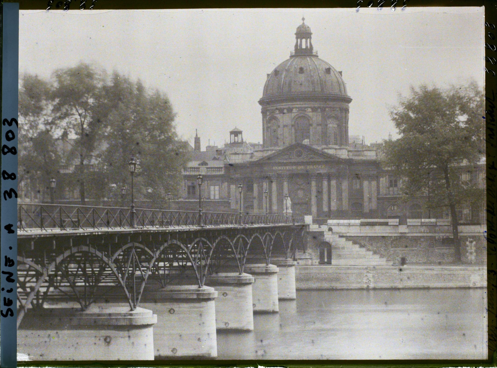 Image représentant Le pont des Arts et l'Institut de France, quai de Conti