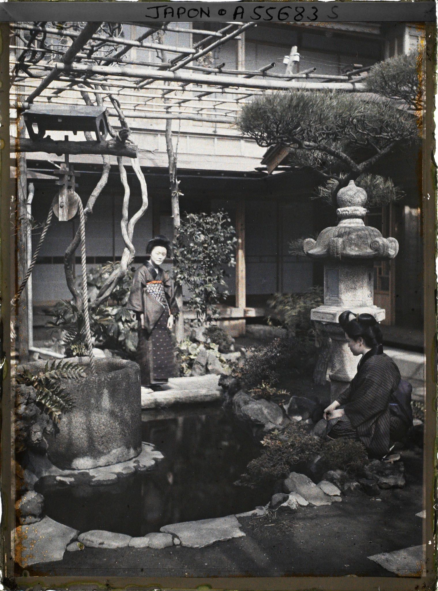 Image représentant Serveuses près d'un puits dans le jardin intérieur d'un Ryokan (hôtel-restaurant traditionnel), ou une maison de thé (chaya)