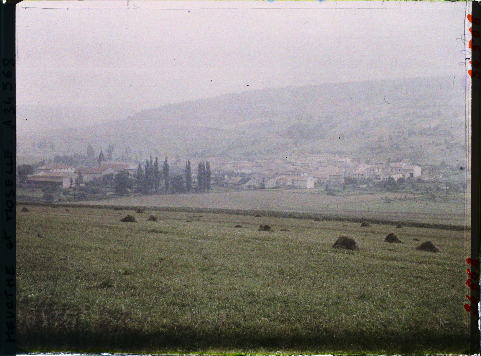 Image représentant France, Villers-sous-Premy, Panorama du Village dans la brume