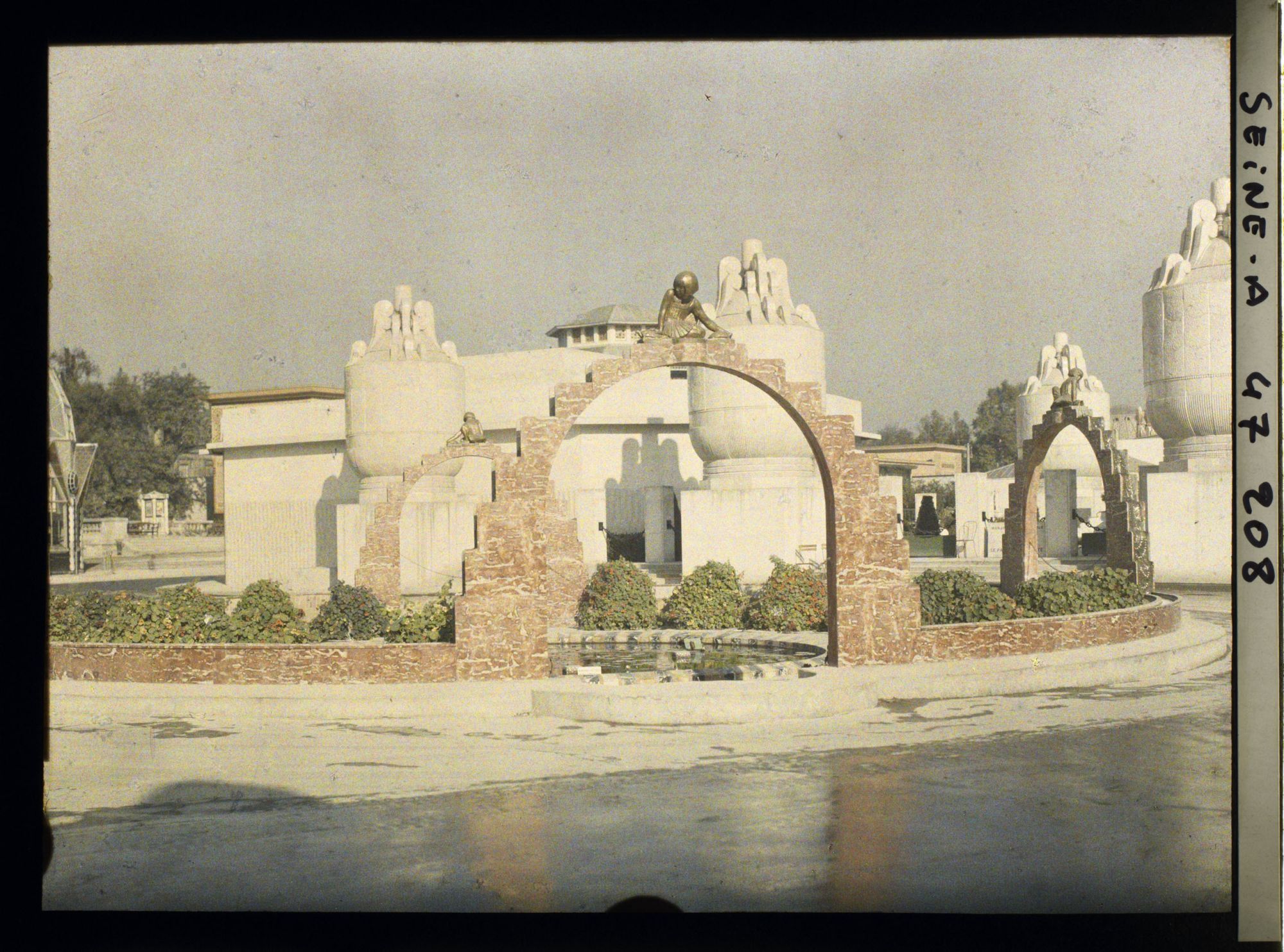 Image représentant L'Exposition des arts décoratifs, Jardin des Nymphéas, A. Laprade, sur l'esplanade des Invalides devant le Pavillon de Sèvres