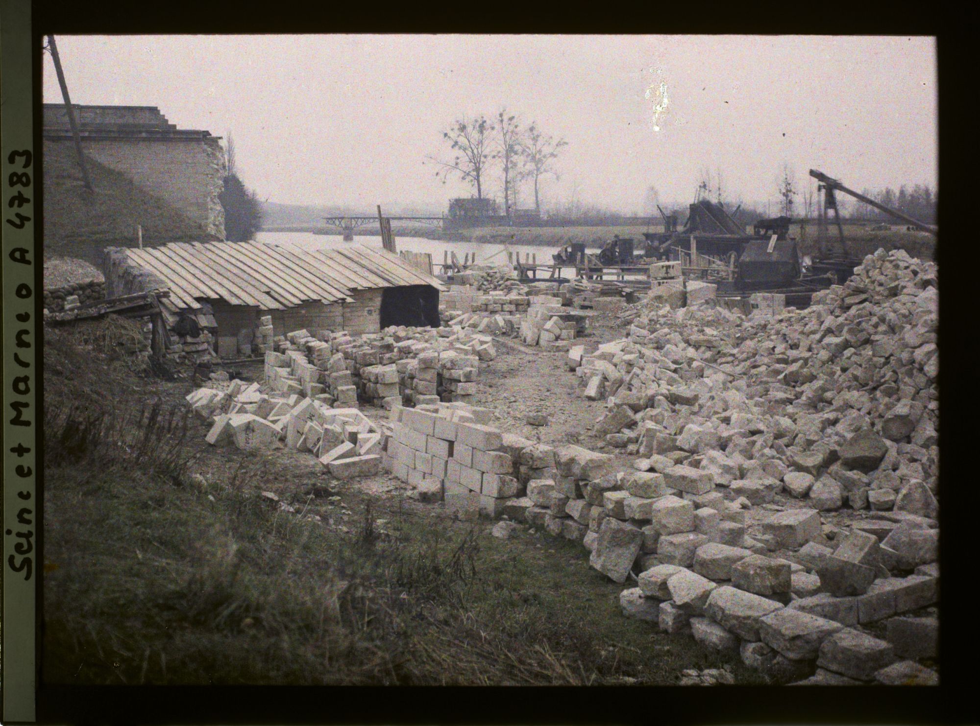 Image représentant France, Mary sur Marne, Les deux ponts détruits en perspective