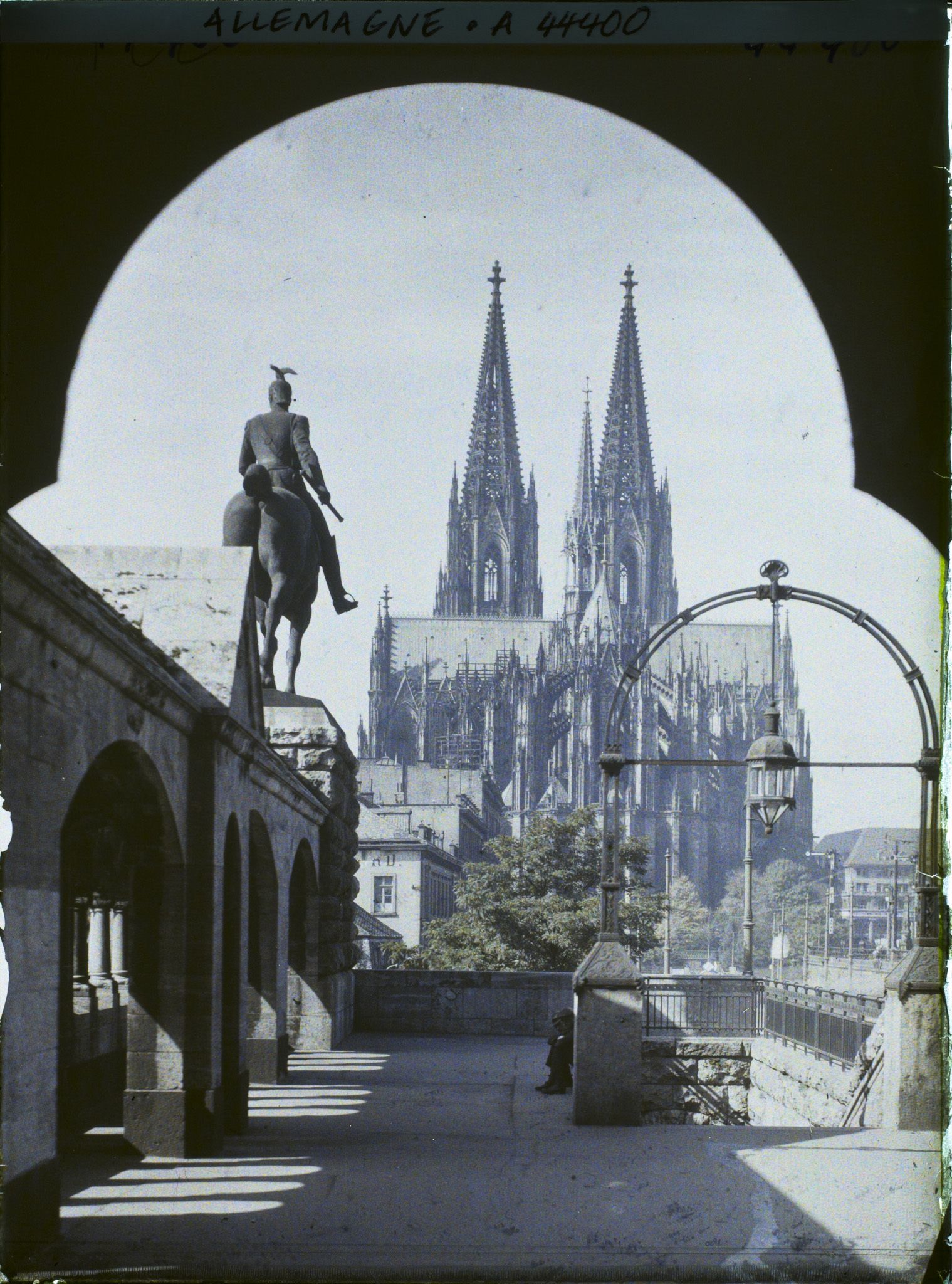 Image représentant La cathédrale vue de l'entrée du grand Pont