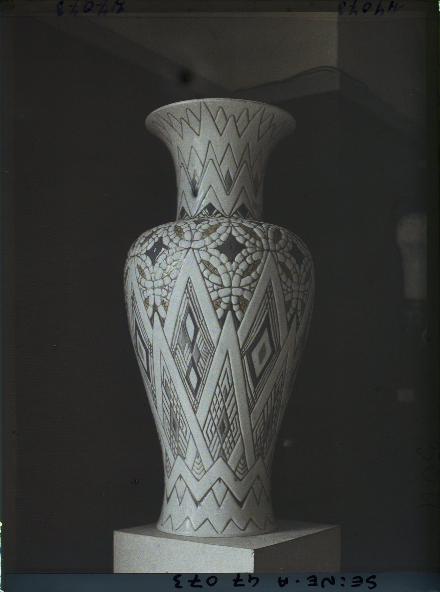 Image représentant L'Exposition des arts décoratifs, Manufacture Nationale de Sèvres, un vase