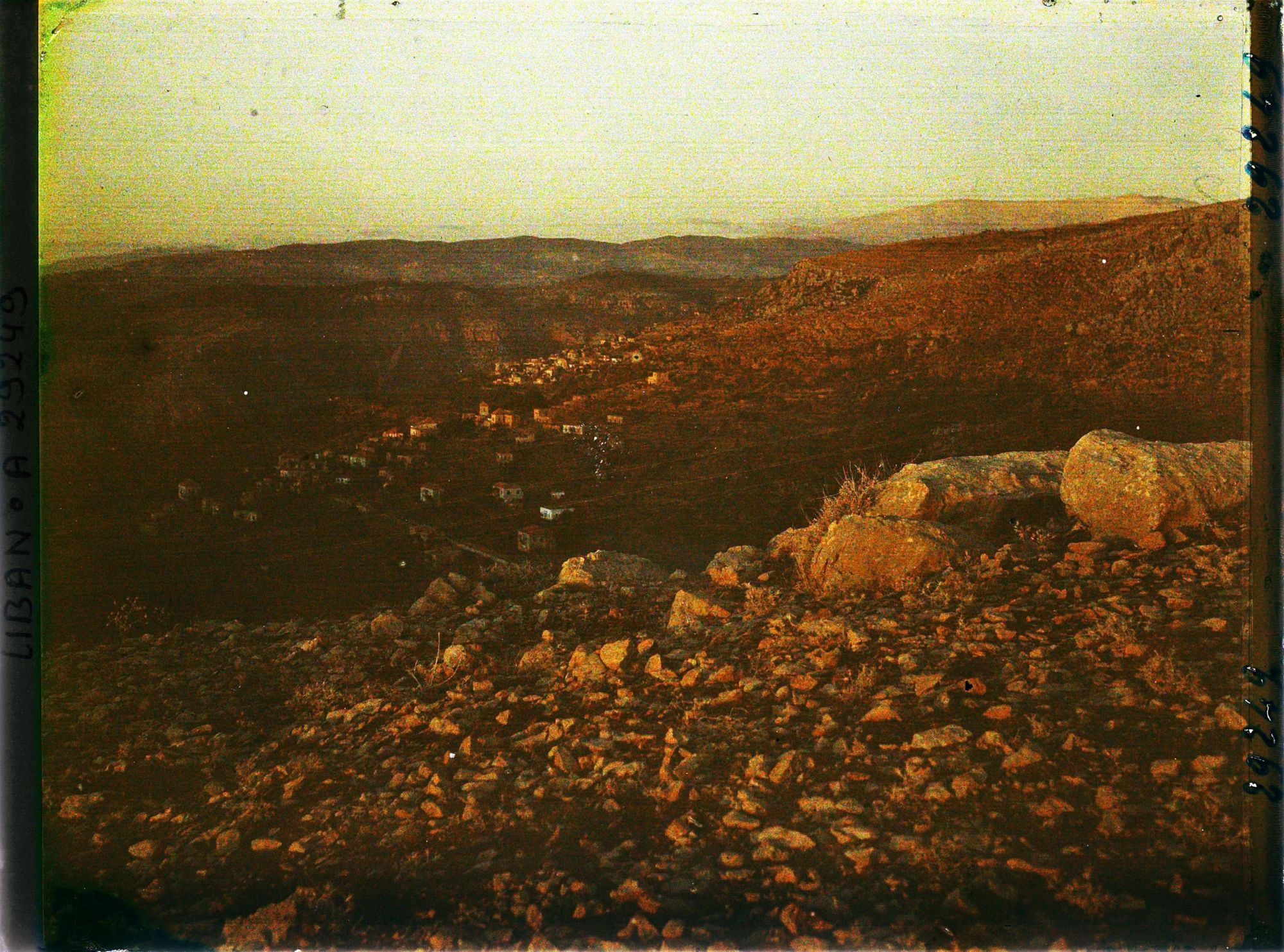 Image représentant Un village au soleil couchant