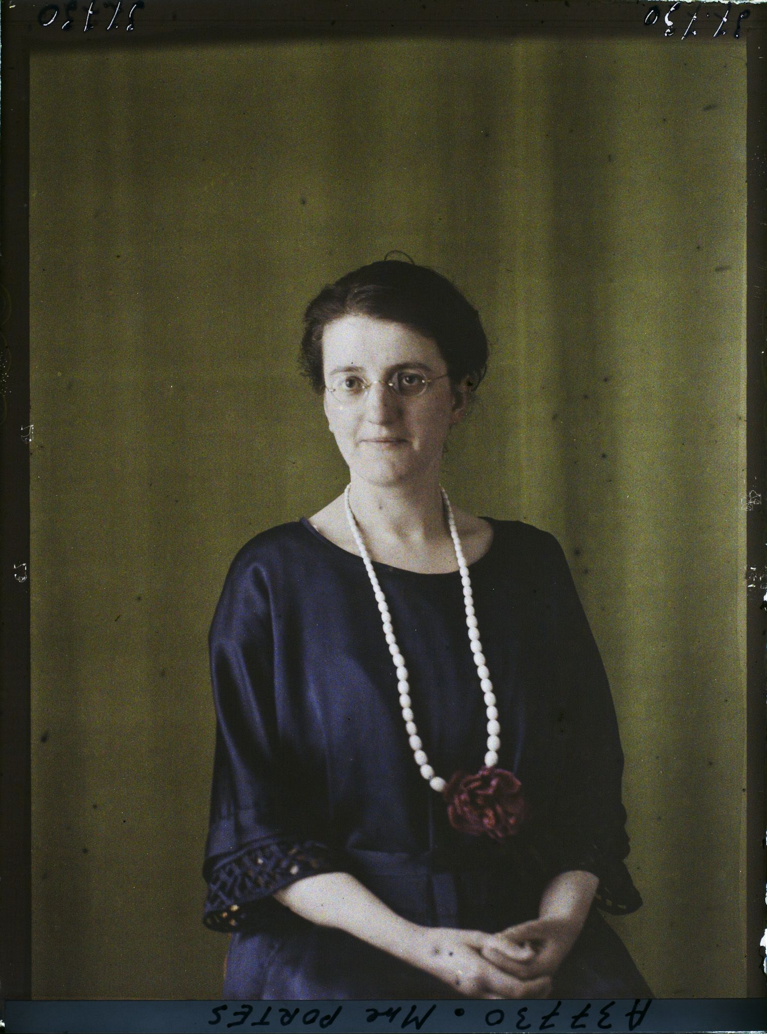 Image représentant https://musee-albert-kahn.s-museum.fr/home/NWQ2OTAwYzNmYjZlZTk1ZWQwODJmMjY4L2dlbmVyaWMtbm90aWNlLXRhYi9hdXRob3JpdHkvNjE3YTc5ZjVjZjhiODk2OGIzMzM3ZDIx/5d6900c3fb6ee95ed082f268/generic-notice-tab/authority/617a79ebcf8b8968b333762d Madame Portes