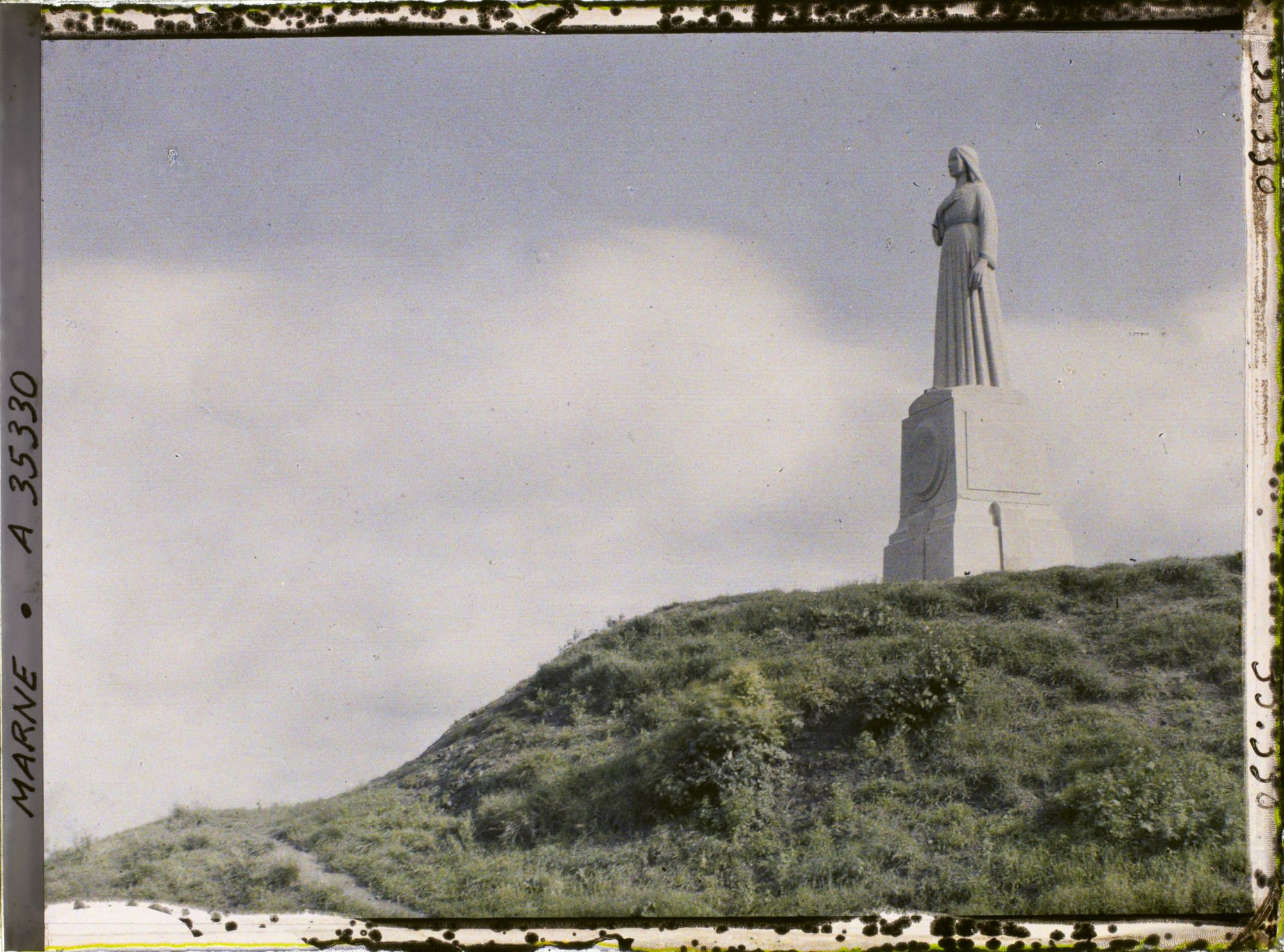 Image représentant France, Ste Menehould, Monument de Ste Marie de Ménehould.