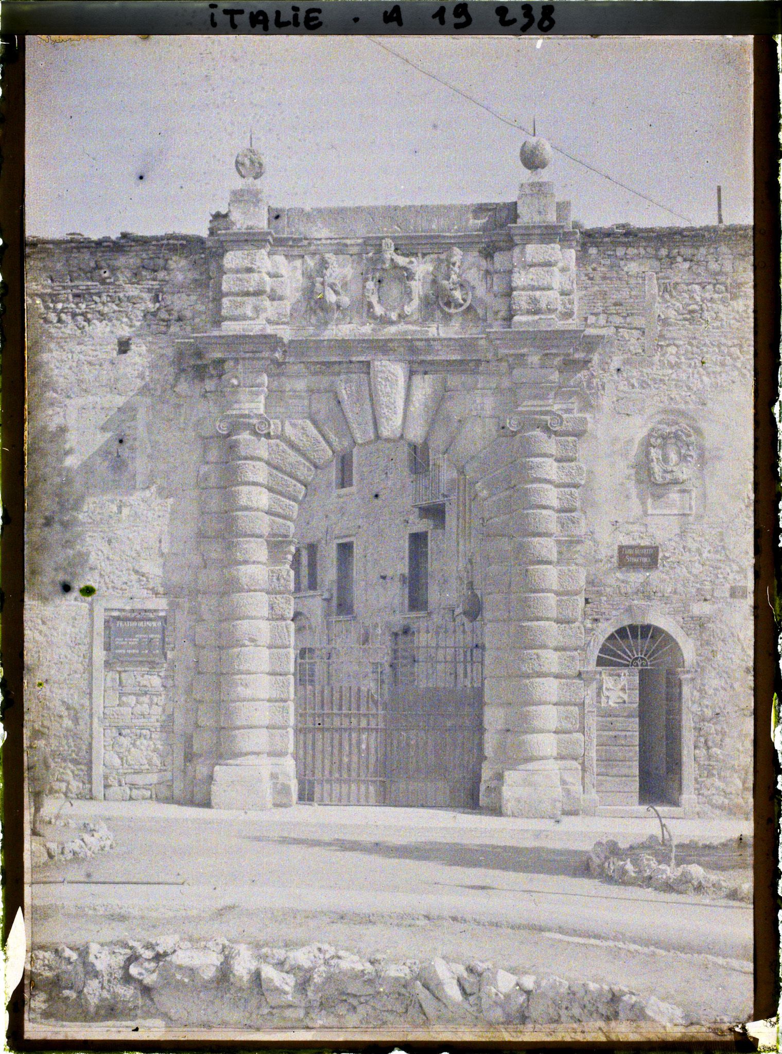Image représentant Porte d'entrée du théâtre Olympique