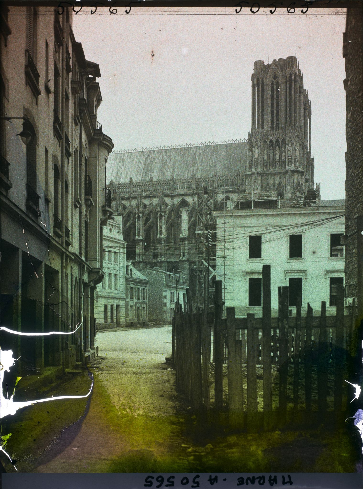 Image représentant France, Reims, Cathédrale partie Ouest avec toit  refait