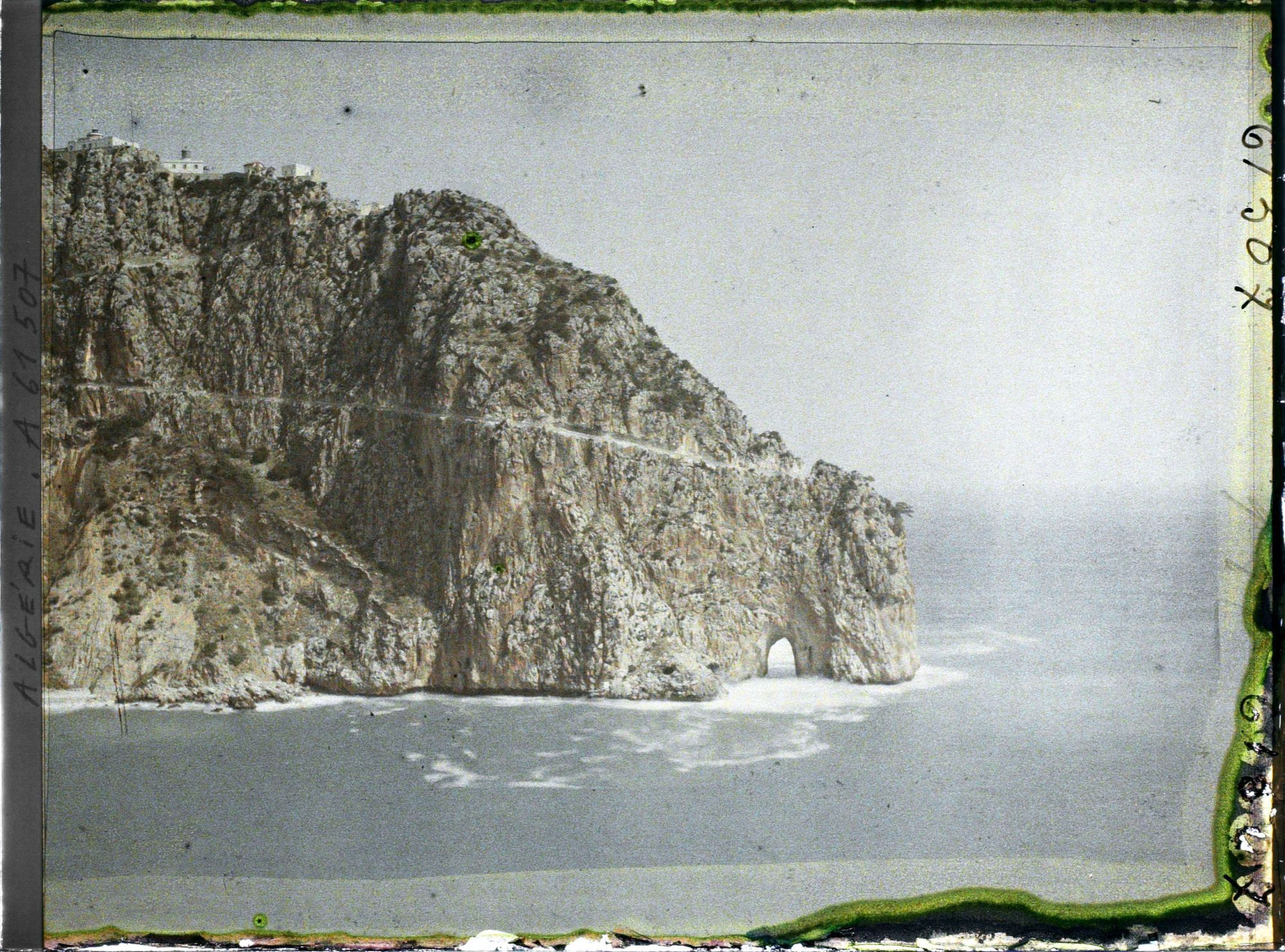 Image représentant Le cap Carbon, la roche percée et le phare