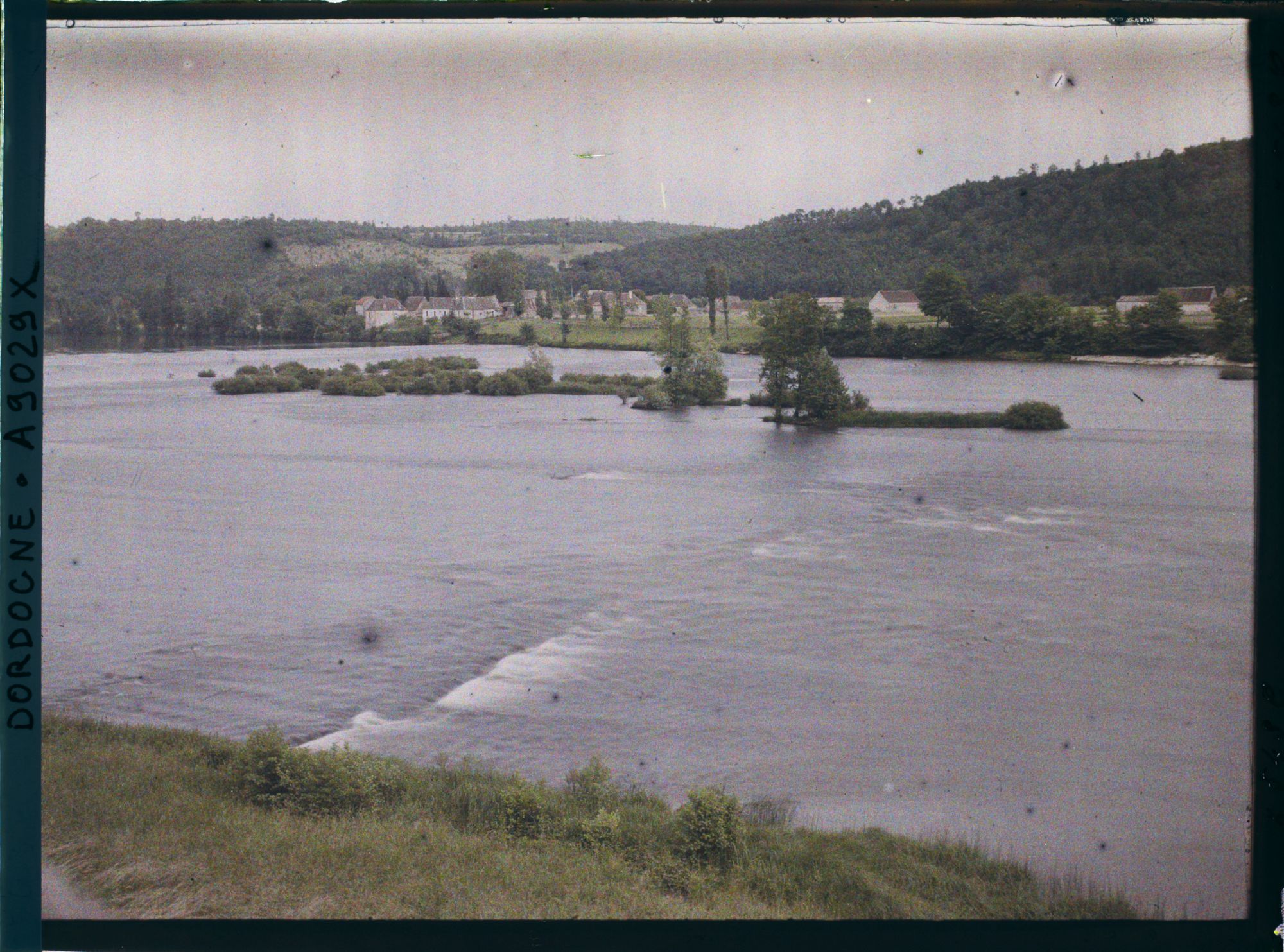 Image représentant Périgord, Pontours, Le village, les îlots de la Dordogne et les rapides de la Dordogne