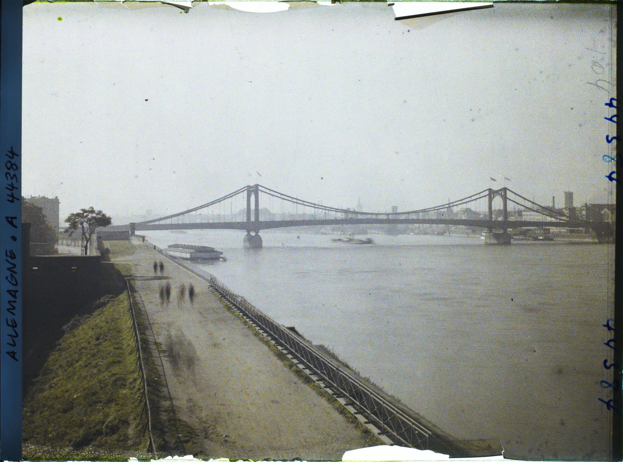 Image représentant Contre jour sur le nouveau pont