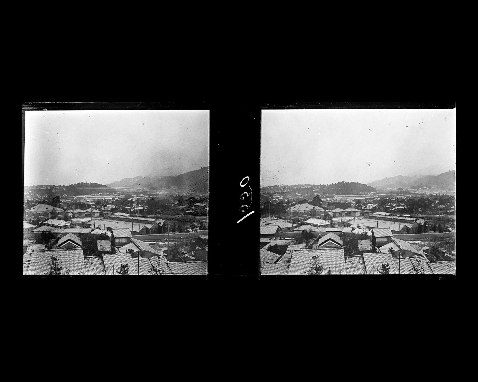 Image représentant Les toits enneigés de la ville pris depuis l'hôtel Miyako