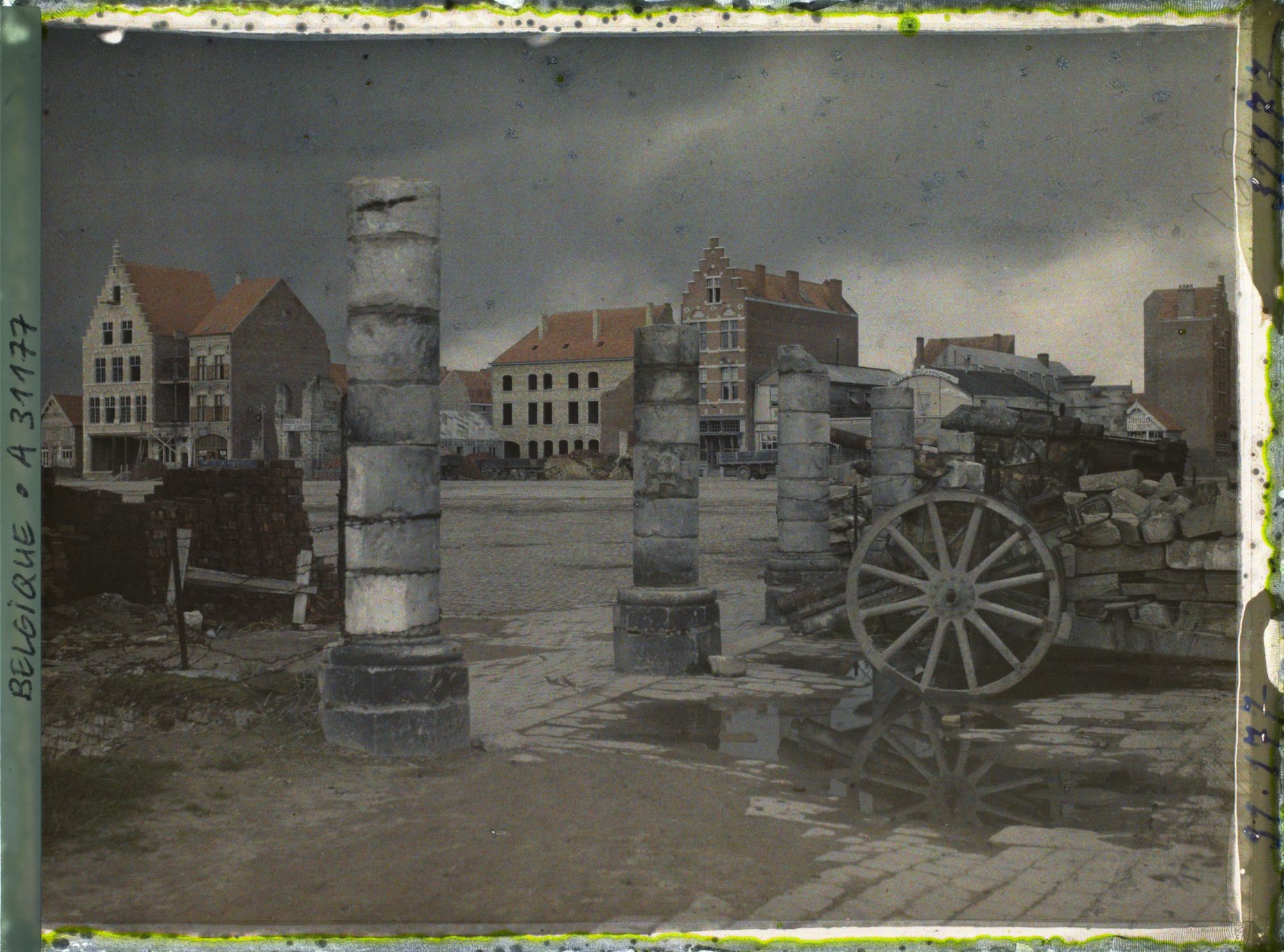 Image représentant Belgique, Ypres, Orage sur la Grande Place