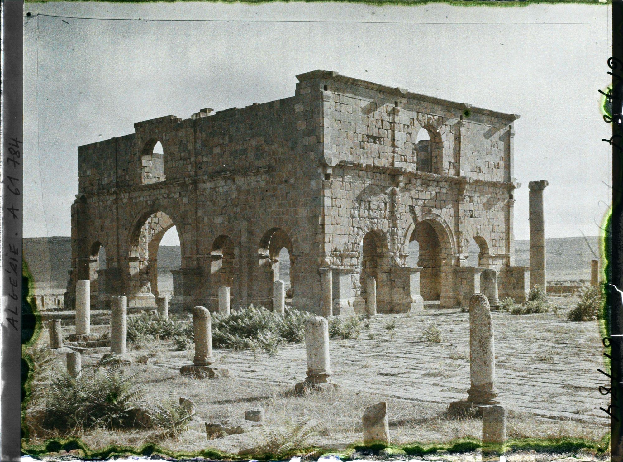 Image représentant Algérie, Lambèse, Le Prœtorium & colonnes de la Cour