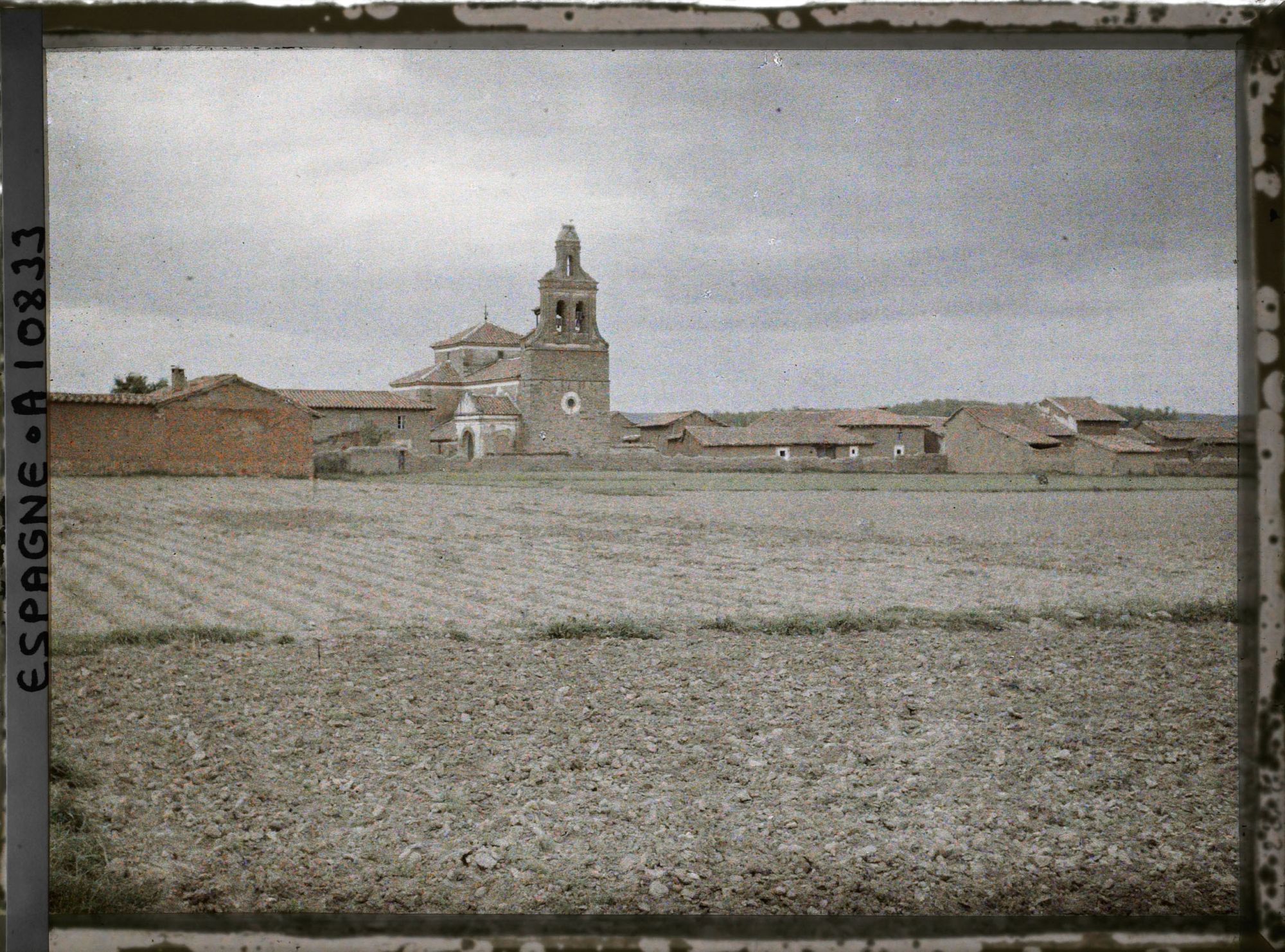 Image représentant Espagne, de Léon à Astorga, L'eglise et les maisons de Puente de Orbigo