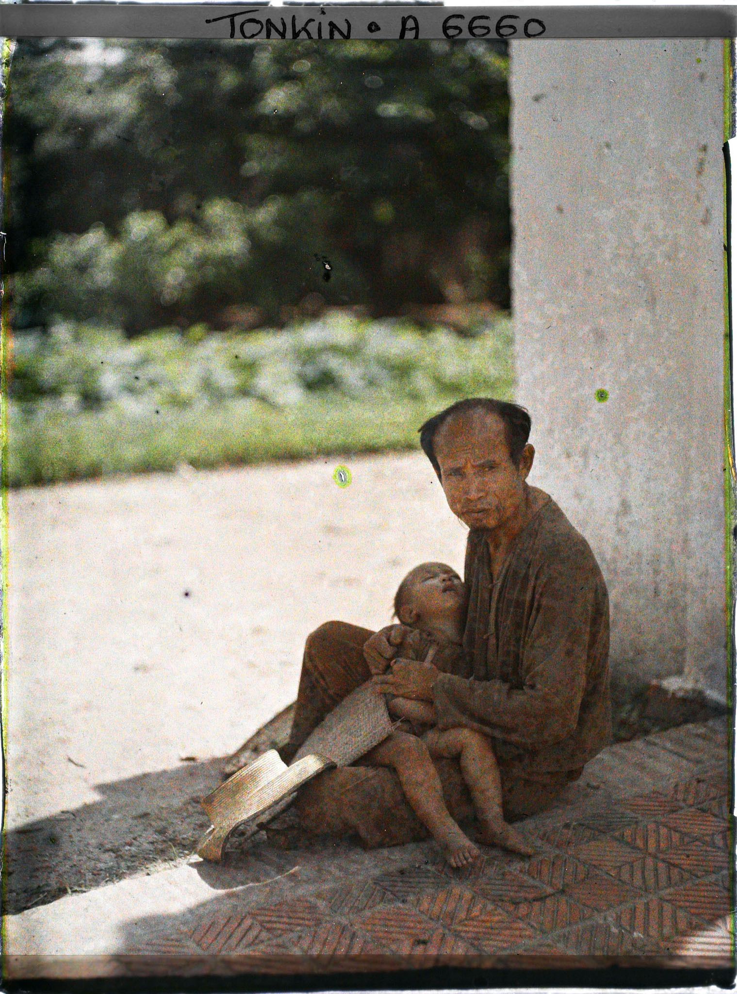 Image représentant Un mendiant handicapé tenant son enfant endormi au temple Ngoc-so'n (appelé par les Européens " Pagode des Pinceaux ")
