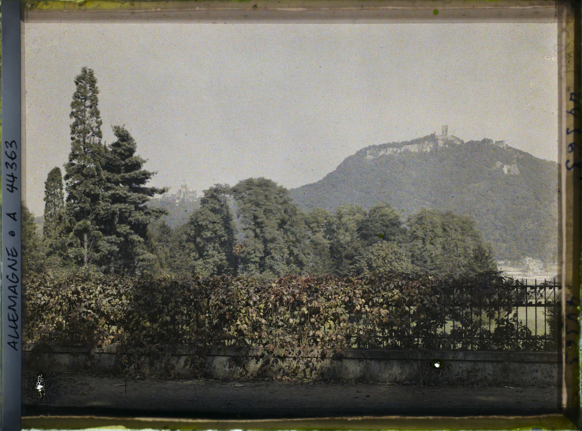 Image représentant Allemagne, Mehlem, Une vue vers le Drachenfels et le Drachenbourg
