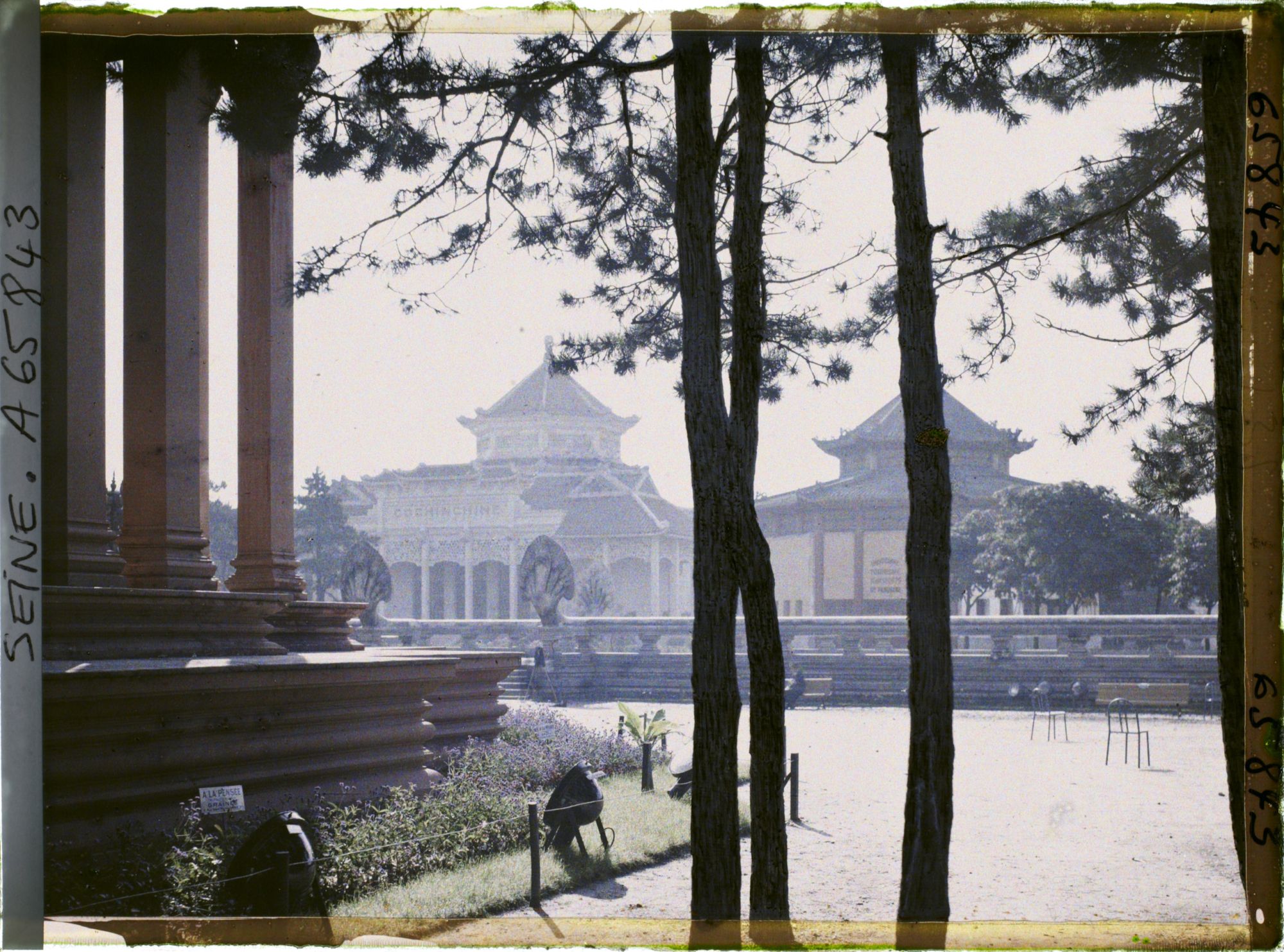 Image représentant L'Exposition Coloniale Internationale de 1931, le pavillon de la Cochinchine et le diorama, section de l'Indochine, à contre-jour