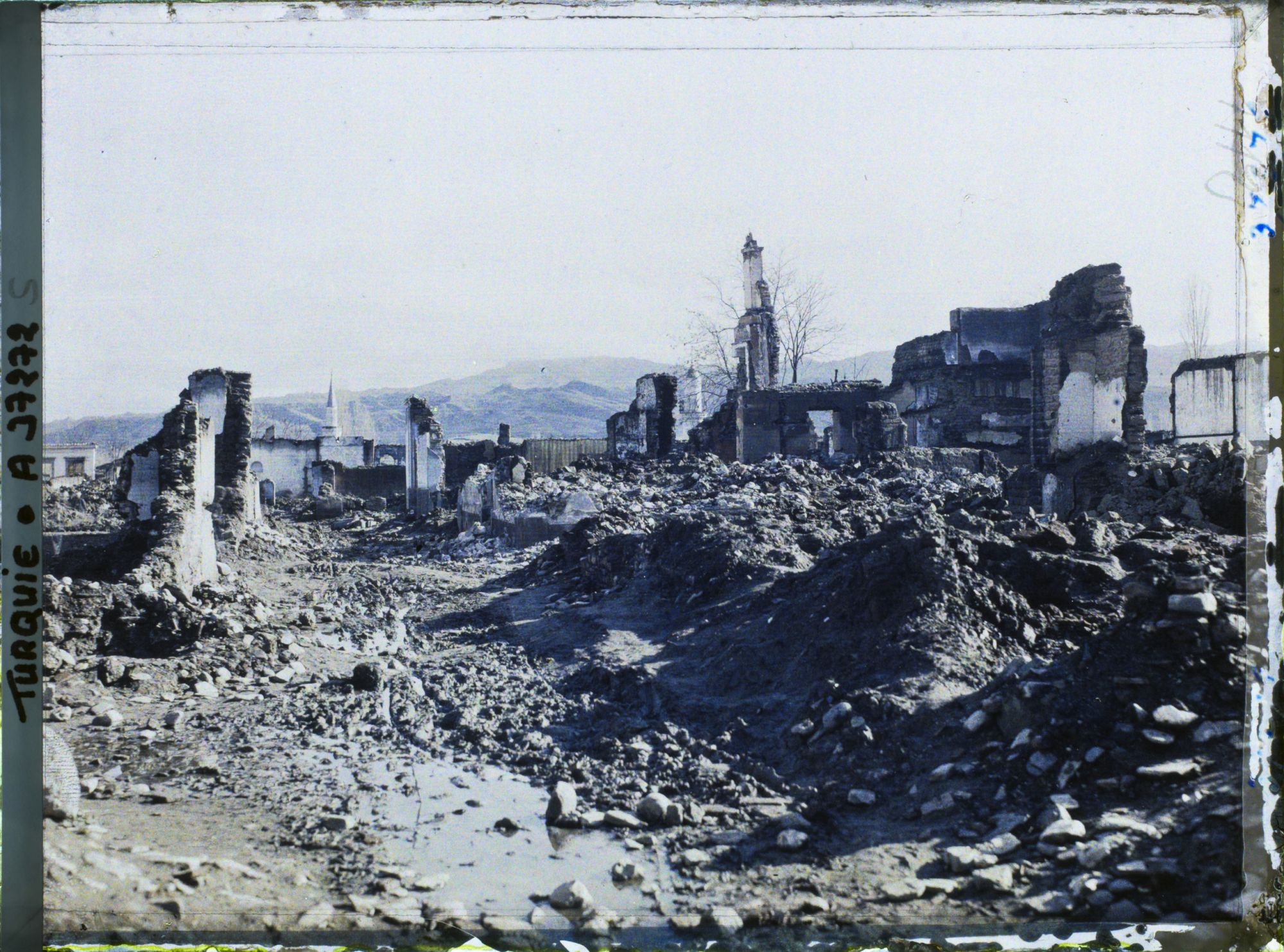 Image représentant Turquie, Cassaba, Rue Sook Kouyou incendiée