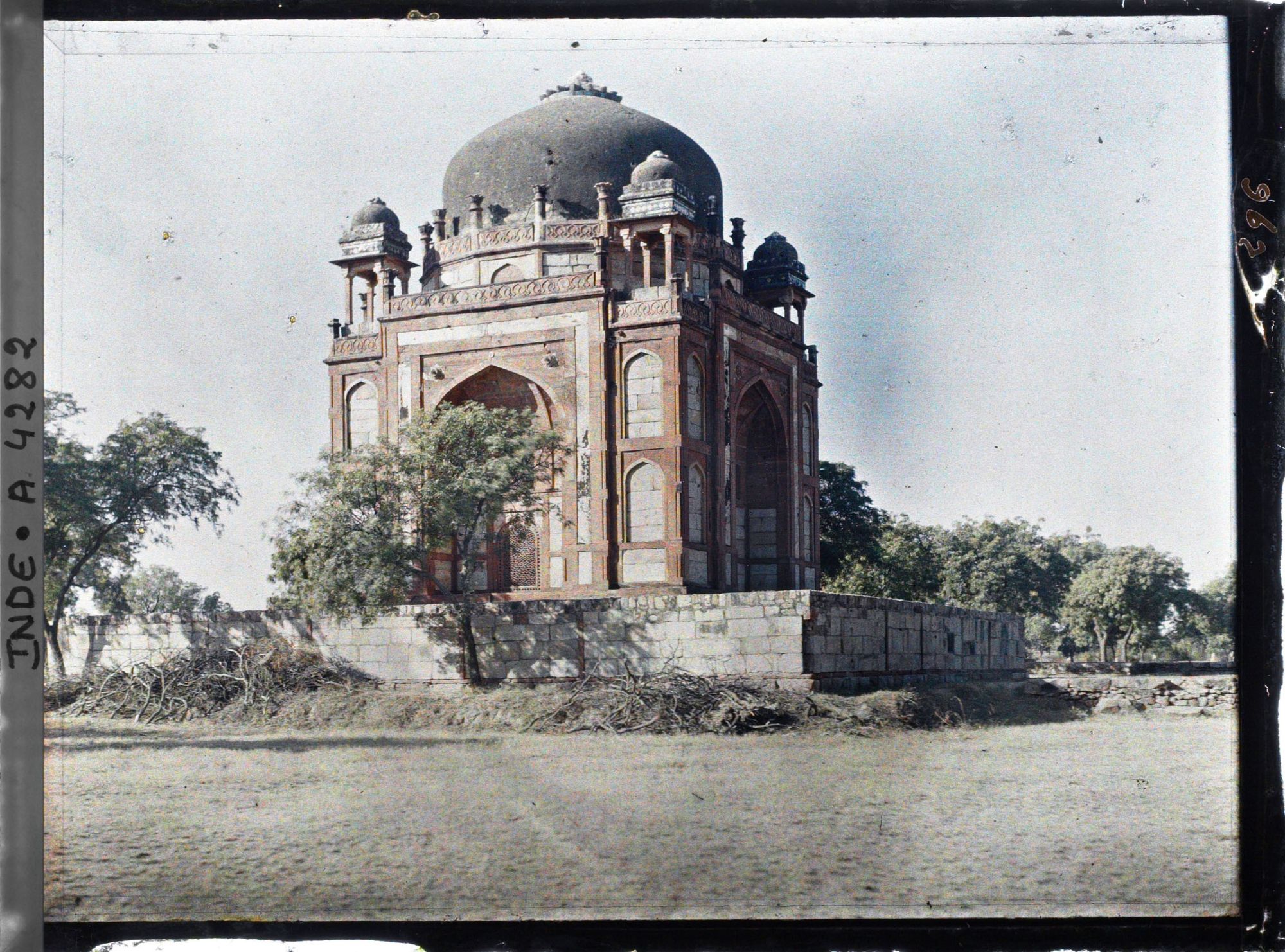 Image représentant La Tombe dite du Barbier (Nai-ka-Gumbad./Barber), situé dans la partie est du jardin moghol du mausolée de Humayun