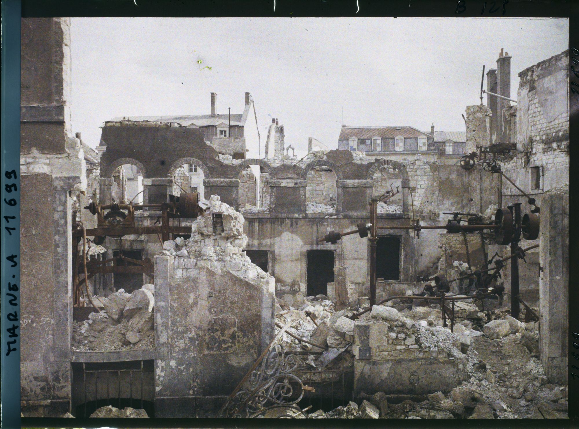 Image représentant France, Reims, Ruines d'une Usine rue des 3 Raisinets