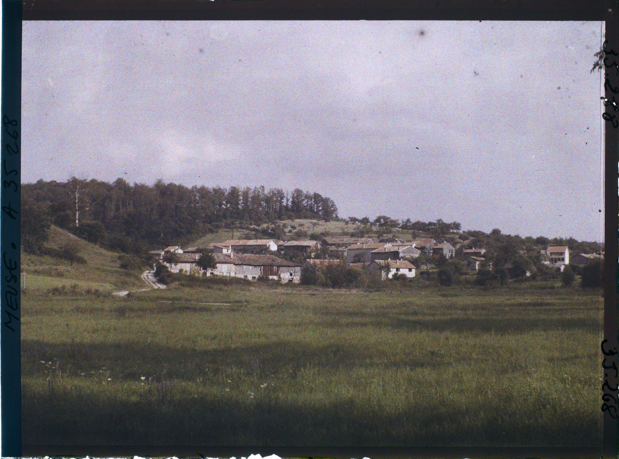 Image représentant France, La Chalade, La Chalade vue de la route